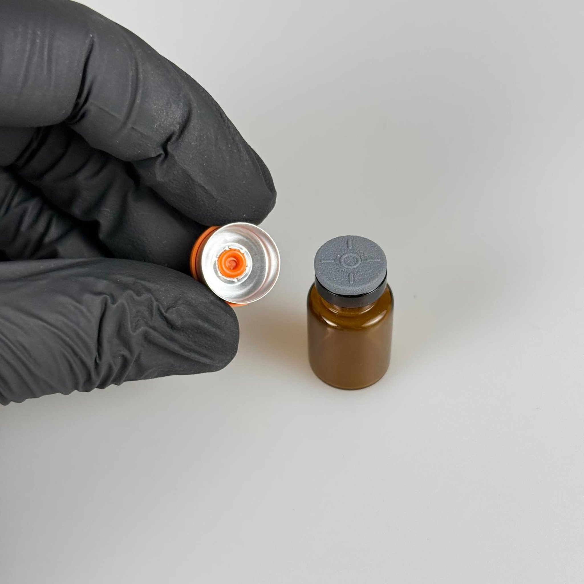 2 ML VİAL FLAKON ŞİŞE- 13 AĞIZ 2 CC AMBER CAM İLAÇ ŞİŞESİ + KAUÇUK BUTİL ENJEKTÖR TIPASI + TURUNCU FLAKON KAPAKLI TAKIM