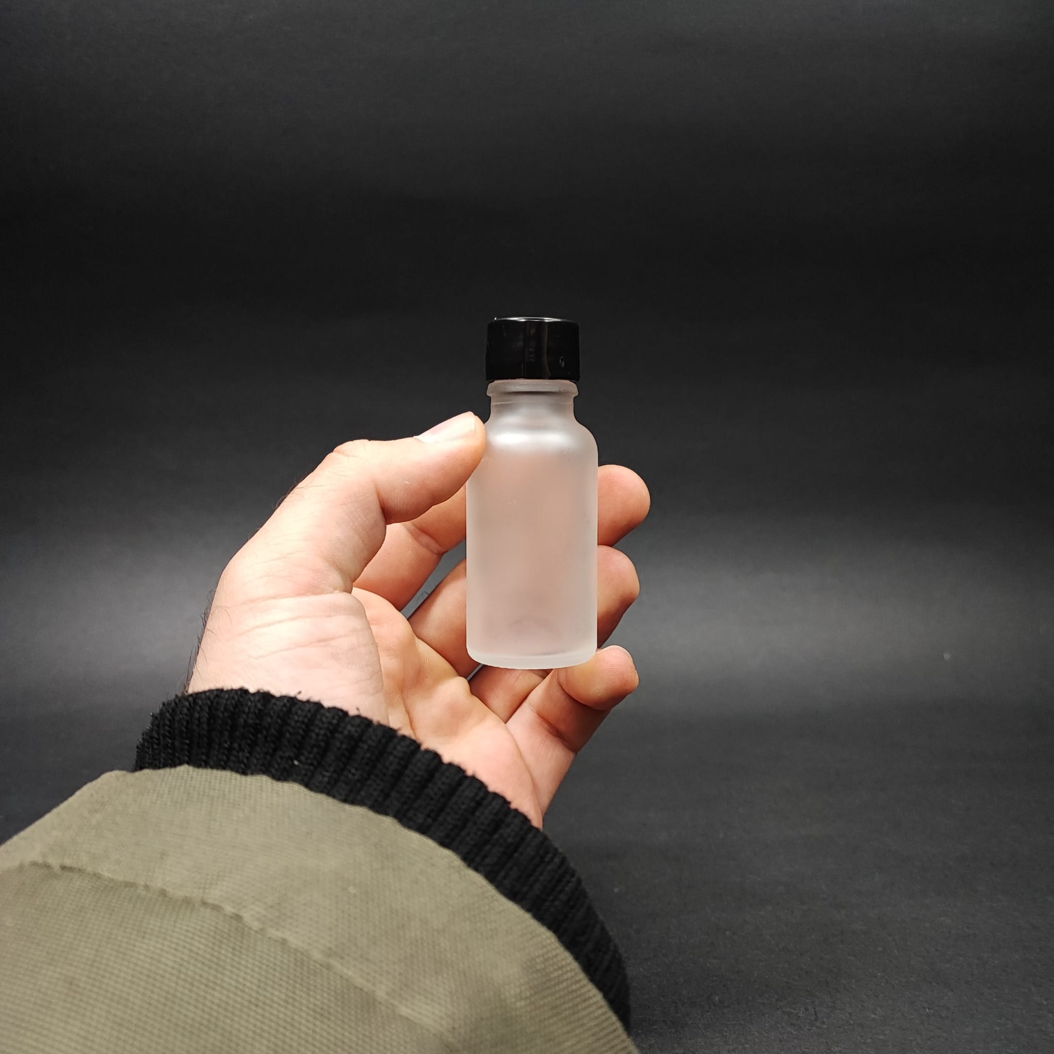 20 CC BUZLU CAM ŞİŞE + KENDİNDEN CONTALI SIZDIRMAZ SİYAH KAPAK - 20 ML KAPAKLI CAM ŞİŞE