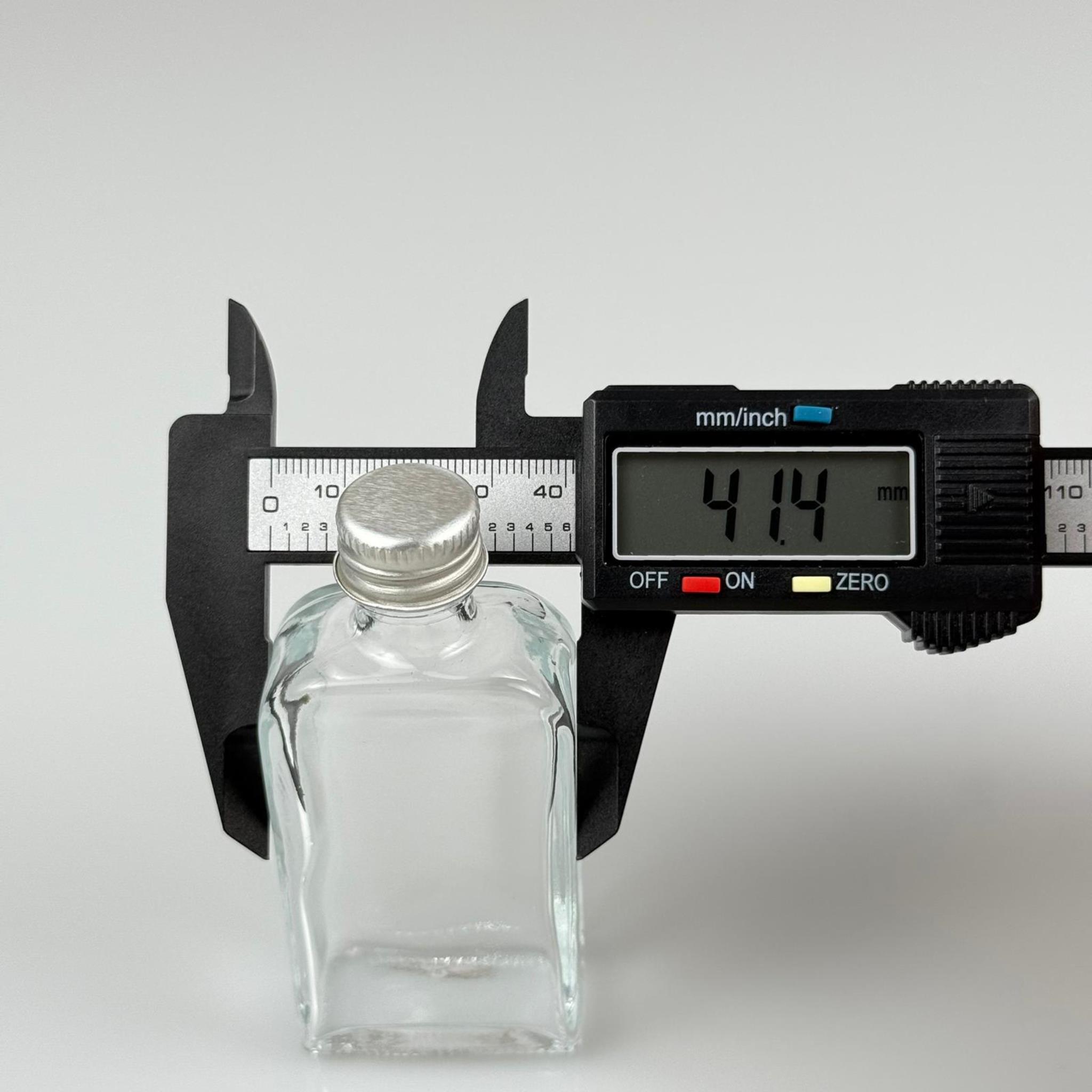 50 CC YASSI DİKDÖRTGEN CAM ŞİŞE - GÜMÜŞ METAL KAPAKLI KOLONYA TIPALI - 50 ML PRESTİJLİ ŞİŞE