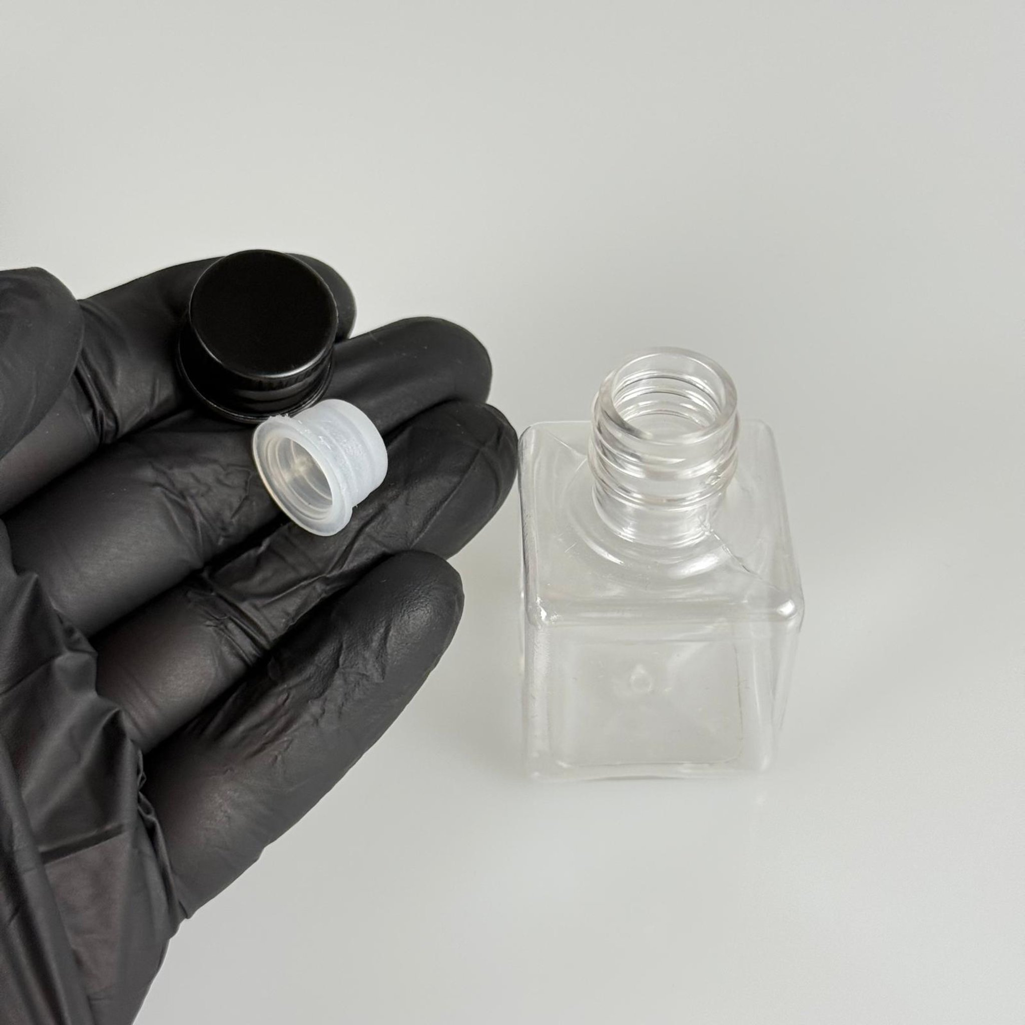 35 CC ŞEFFAF KARE PET ŞİŞE - KÖPÜK CONTALI SİYAH ALÜMİNYUM METAL KAPAKLI + KÖR TIPALI TAKIM - 35 ML ŞEFFAF KARE PET ŞİŞE