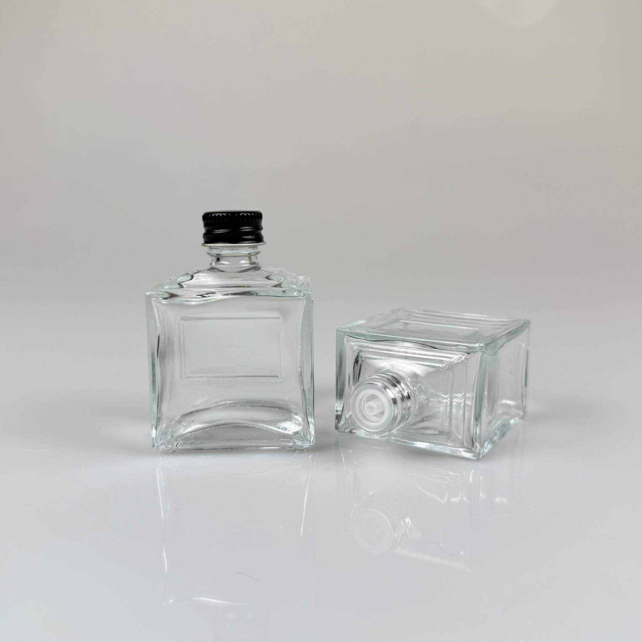 50 CC KÖŞELİ PRİZMA CAM ŞİŞE - SİYAH METAL KAPAKLI KOLONYA TIPALI - 50 ML PRESTİJLİ ŞİŞE