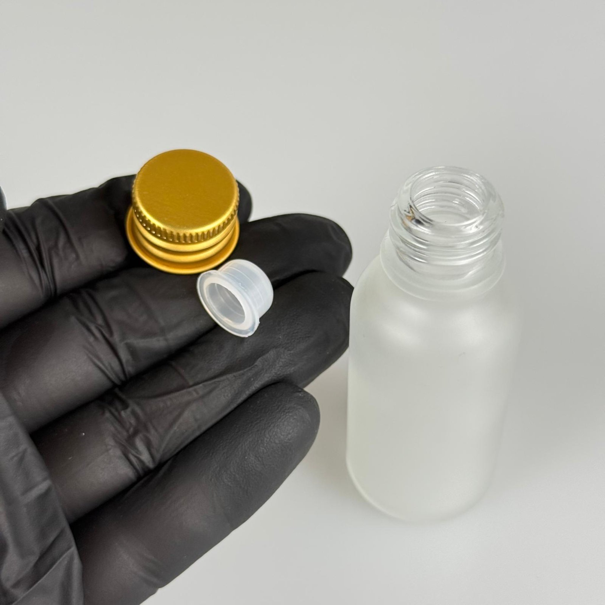 20 CC BUZLU CAM ŞİŞE + KÖPÜK CONTALI GOLD ALÜMİNYUM METAL KAPAKLI + KOOLONYA TIPALI TAKIM - 20 ML BUZLU CAM ŞİŞE
