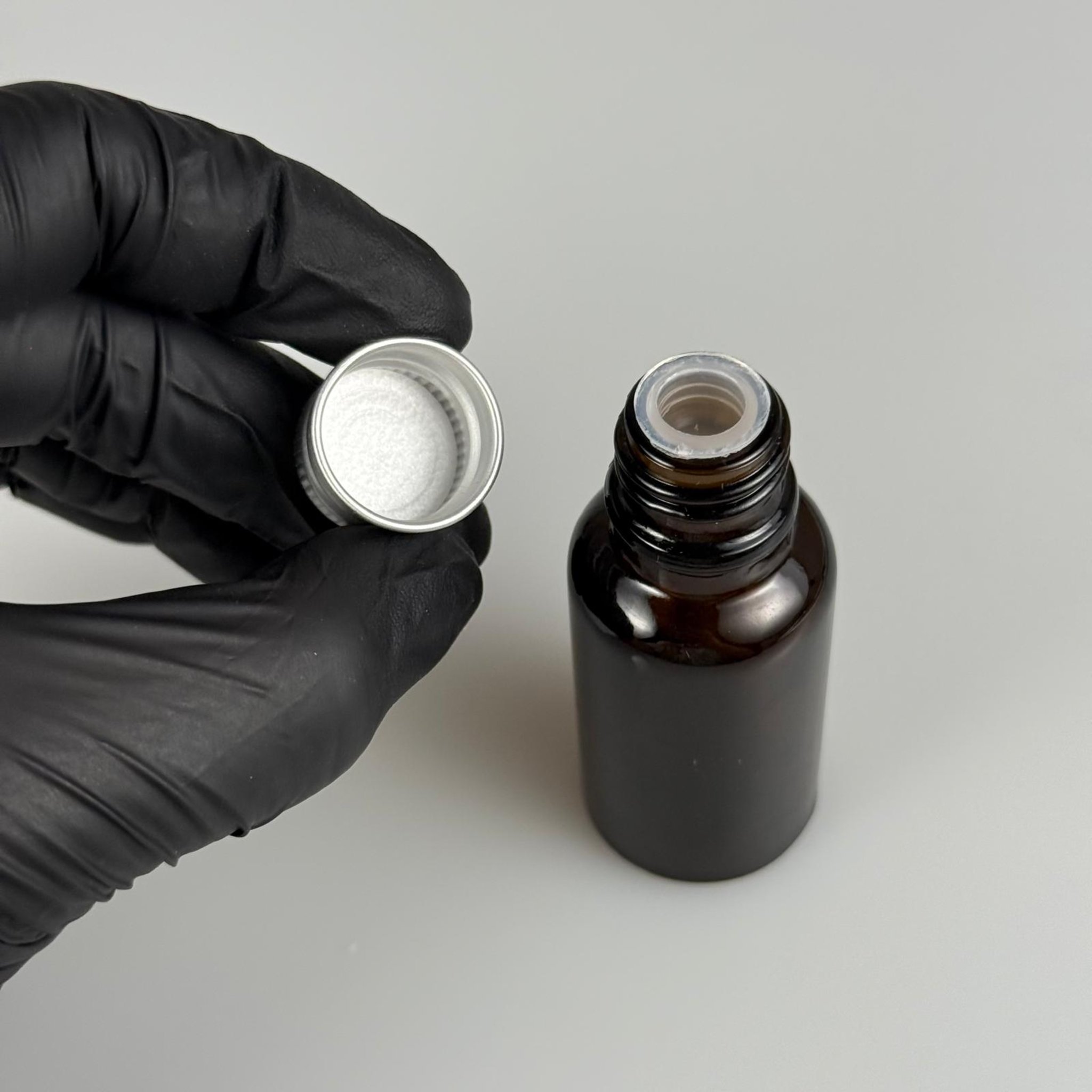 20 CC AMBER CAM ŞİŞE + KÖPÜK CONTALI GÜMÜŞ ALÜMİNYUM METAL KAPAKLI + KÖR TIPALI TAKIM - 20 ML KAHVERENGİ CAM ŞİŞE