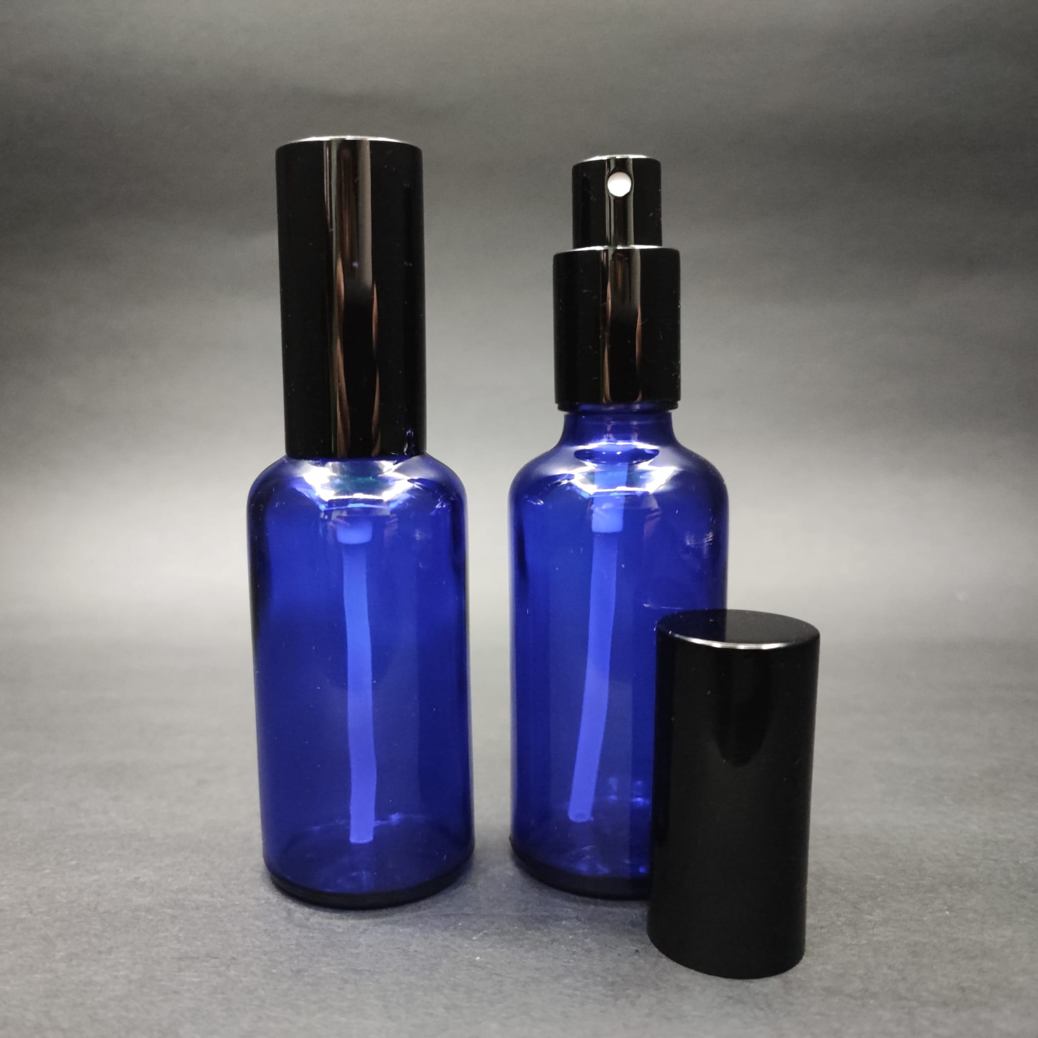 50 ML LÜKS VİDALI VALF ÇEVİRME PARFÜM ŞİŞELERİ - 50 CC MAVİ CAM ŞİŞE - SİYAH METAL SPREYLİ KAPAKLI SET