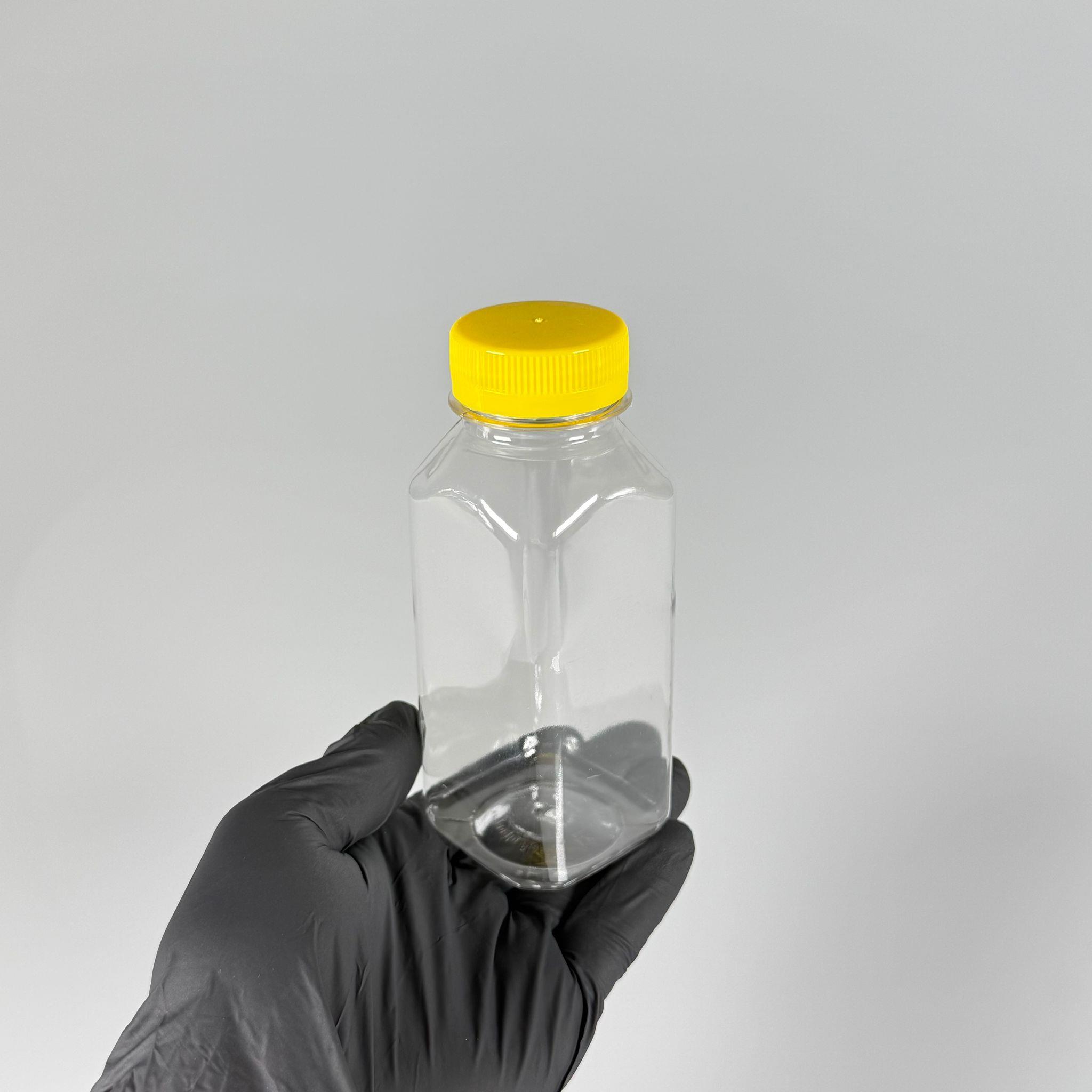 250 CC KÖŞELİ KARE PET ŞİŞE (18,5 GR) - 38 MM GENİŞ AĞIZLI SARI KİLİTLİ KAPAKLI - 250 ML DETOX, MEYVE SUYU, SMOOTHIE, AYRAN, SÜT, MEŞRUBAT VB İÇİN BOŞ PLASTİK ŞİŞELER