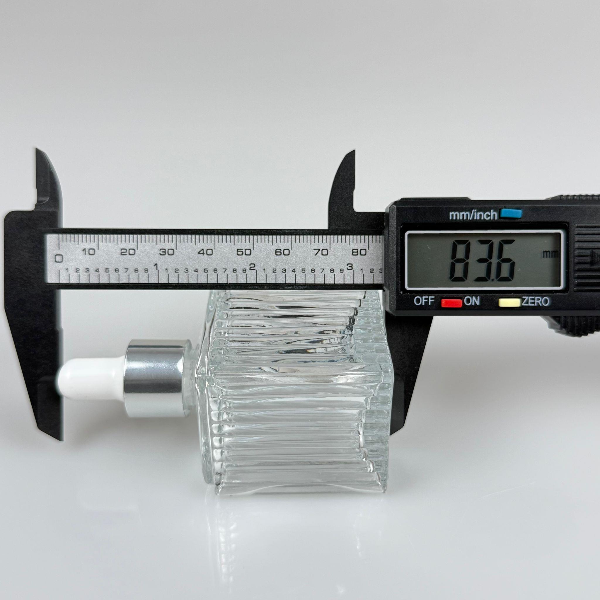 50 CC KÖŞELİ DESENLİ ÇİZGİLİ PRESTİJLİ CAM DAMLALIKLI ŞİŞE - BEYAZ EMZİK - GÜMÜŞ METALİK KAPAK - 50 ML CAM DAMLALIKLI ŞİŞE - DAMLALIKLI BOŞ ŞİŞE
