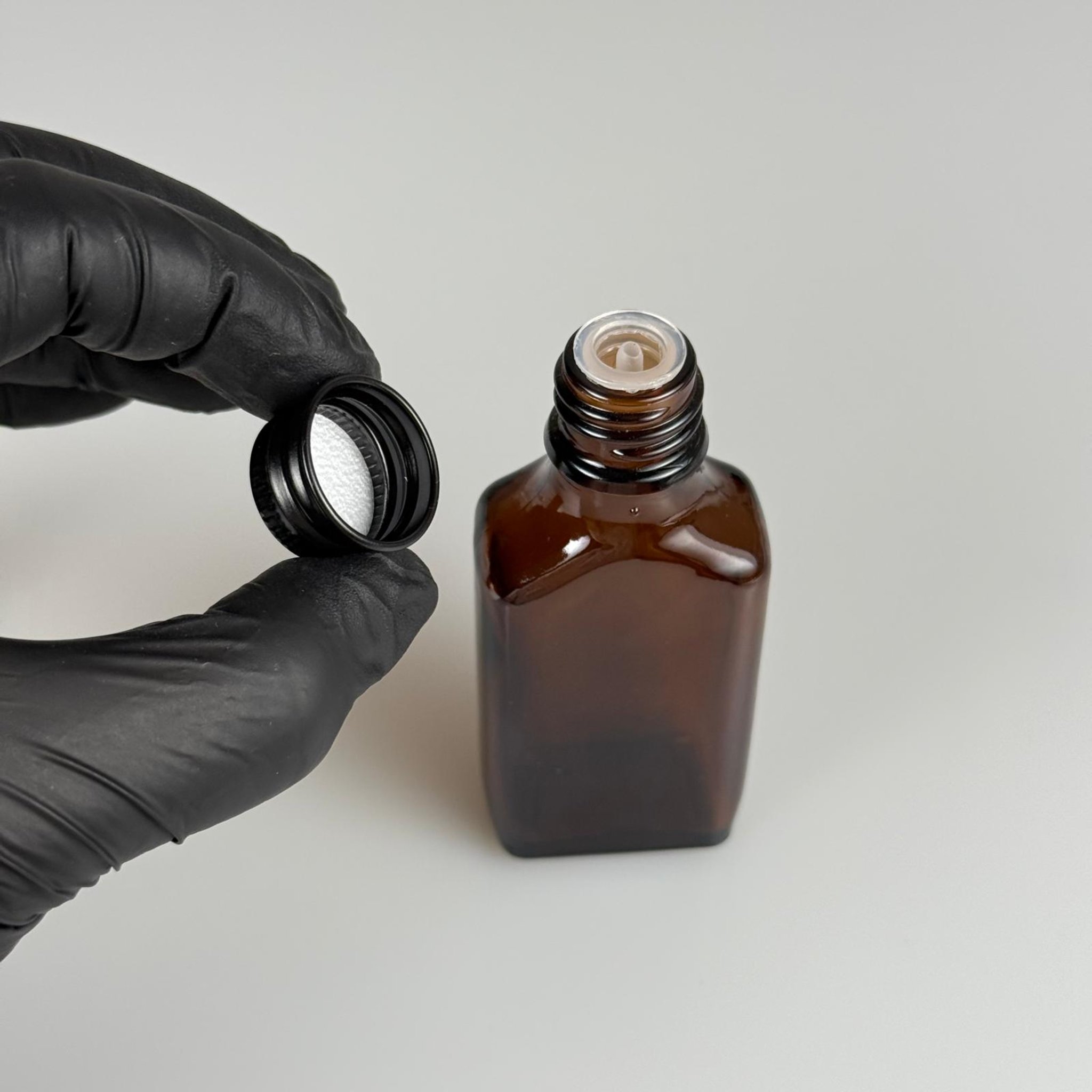 30 CC AMBER YASSI CAM ŞİŞE + SİYAH ALÜMİNYUM METAL KAPAKLI + DAMLALIKLI KOLONUYA TIPALI TAKIM - 30 ML KAHVERENGİ CAM ŞİŞE