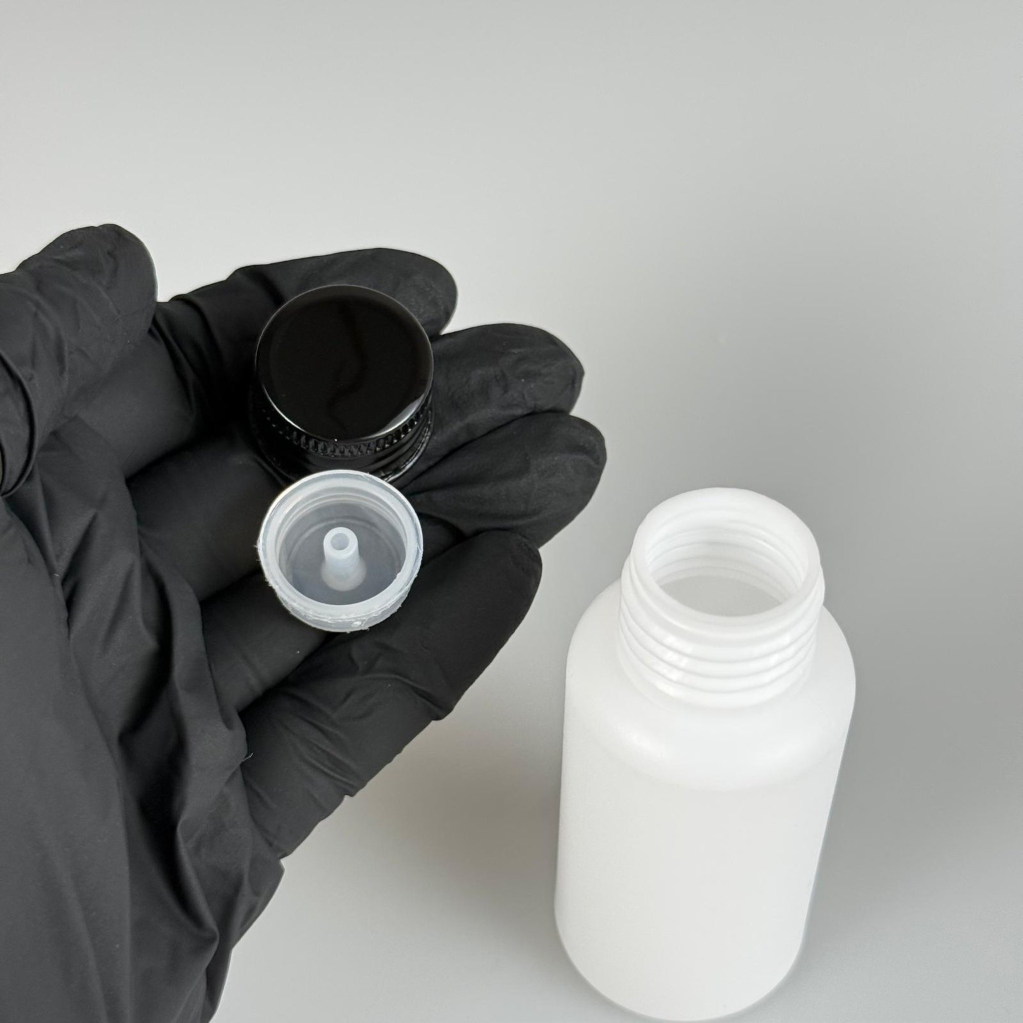 50 CC BEYAZ POLİETİLEN PLASTİK ASETON ŞİŞESİ ( 24 AĞIZ ) + KÖPÜK CONTALI SİYAH METAL ALÜMİNYUM KAPAK + KOLONYA TIPALI TAKIM - 50 ML BEYAZ PLASTİK ASETON ŞİŞELERİ