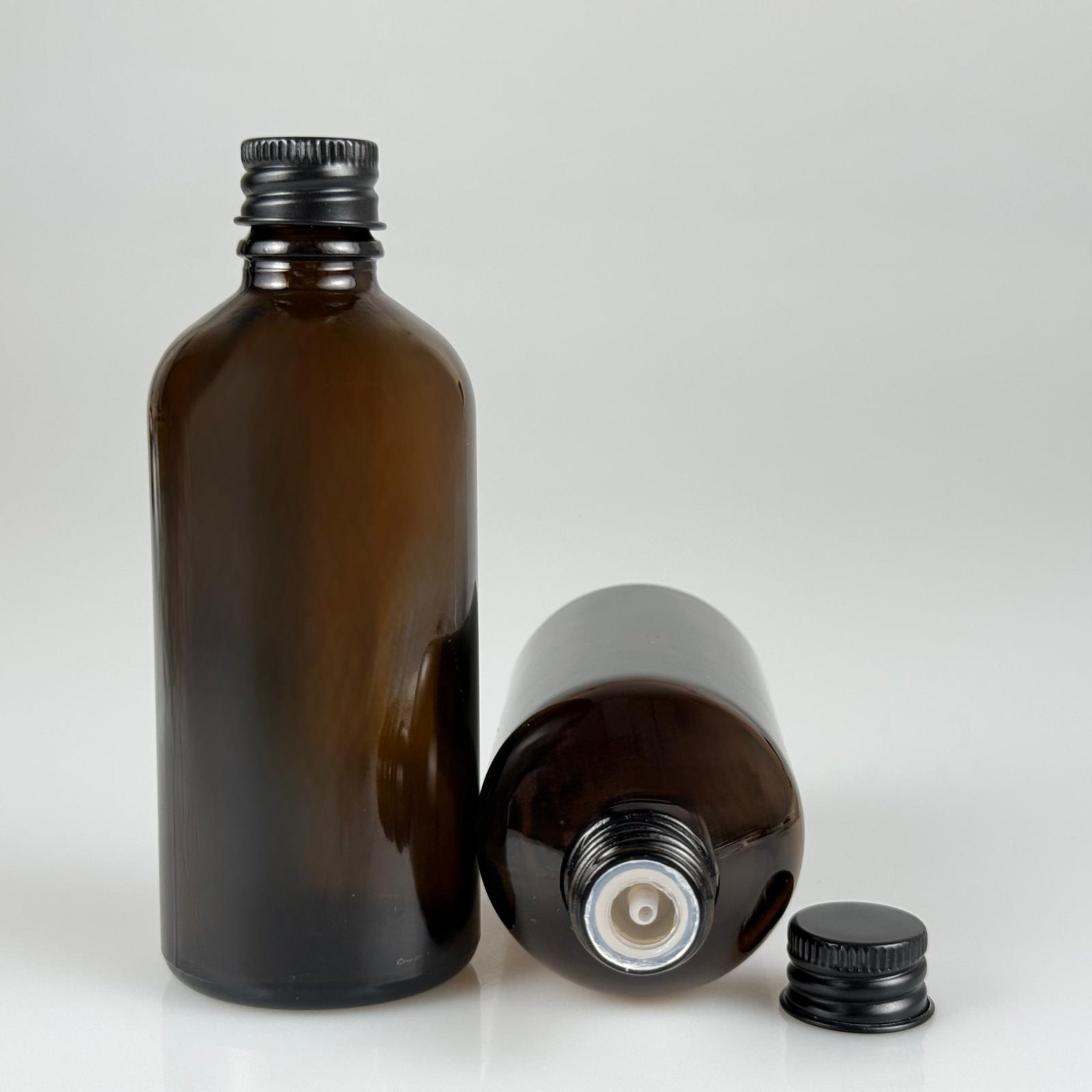 100 CC AMBER CAM ŞİŞE + KÖPÜK CONTALI SİYAH ALÜMİNYUM METAL KAPAKLI + DAMLALIKLI KOLONYA TIPALI TAKIM - 100 ML KAHVERENGİ CAM ŞİŞE