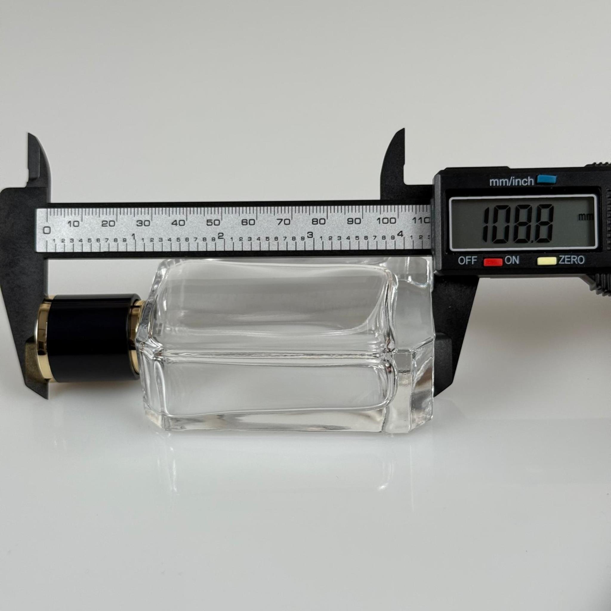 50 ML KÖŞELİ MODEL ANGEL PARFÜM ŞİŞESİ - GÜMÜŞ METAL SPREYLİ + GOLD SİYAH KAPAKLI (AĞIZ 15 MM GEÇME KOLAY KAPAMA)