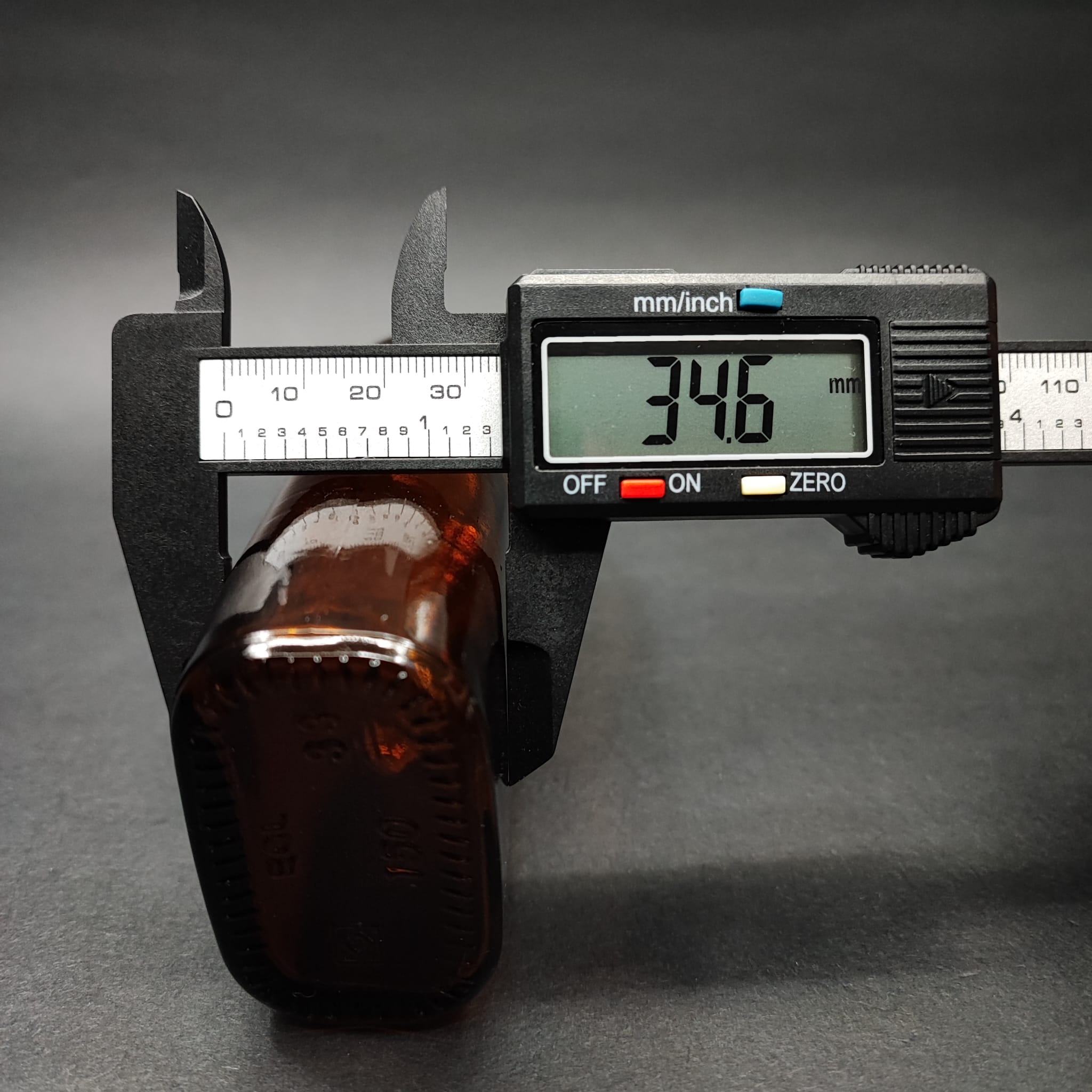 150 ML DOLUMU KOLAY, GENİŞ AĞIZLI CAM DAMLALIKLI ŞİŞE (25 MM AĞIZ)  - 150 CC BEYAZ DAMLALIKLI CAM ECZA ŞİŞESİ - AMBER YASSI KAHVERENGİ