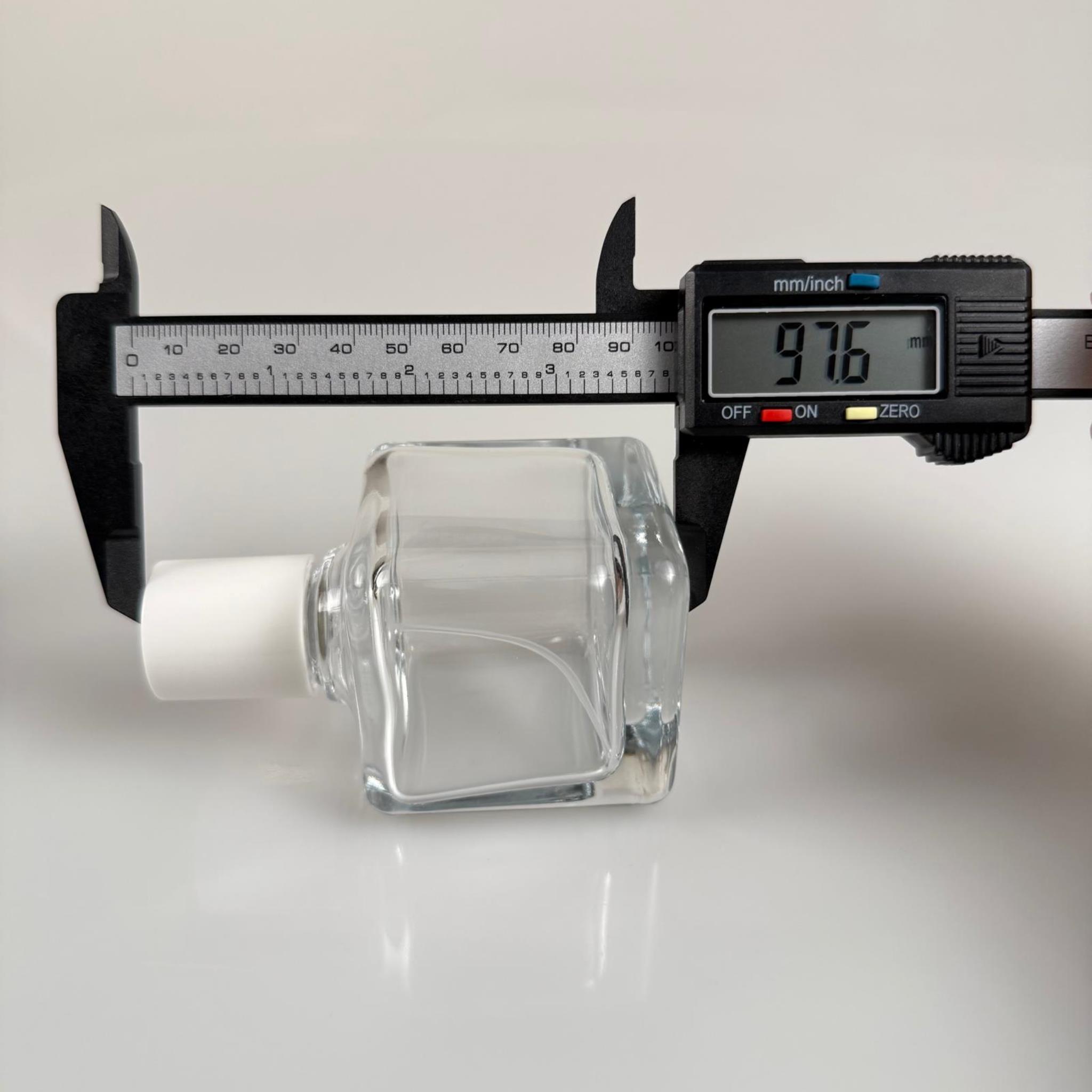 100 ML KARE MODEL LURA PARFÜM ŞİŞESİ - GÜMÜŞ METAL SPREYLİ + BEYAZ KAPAKLI (AĞIZ 15 MM GEÇME KOLAY KAPAMA)