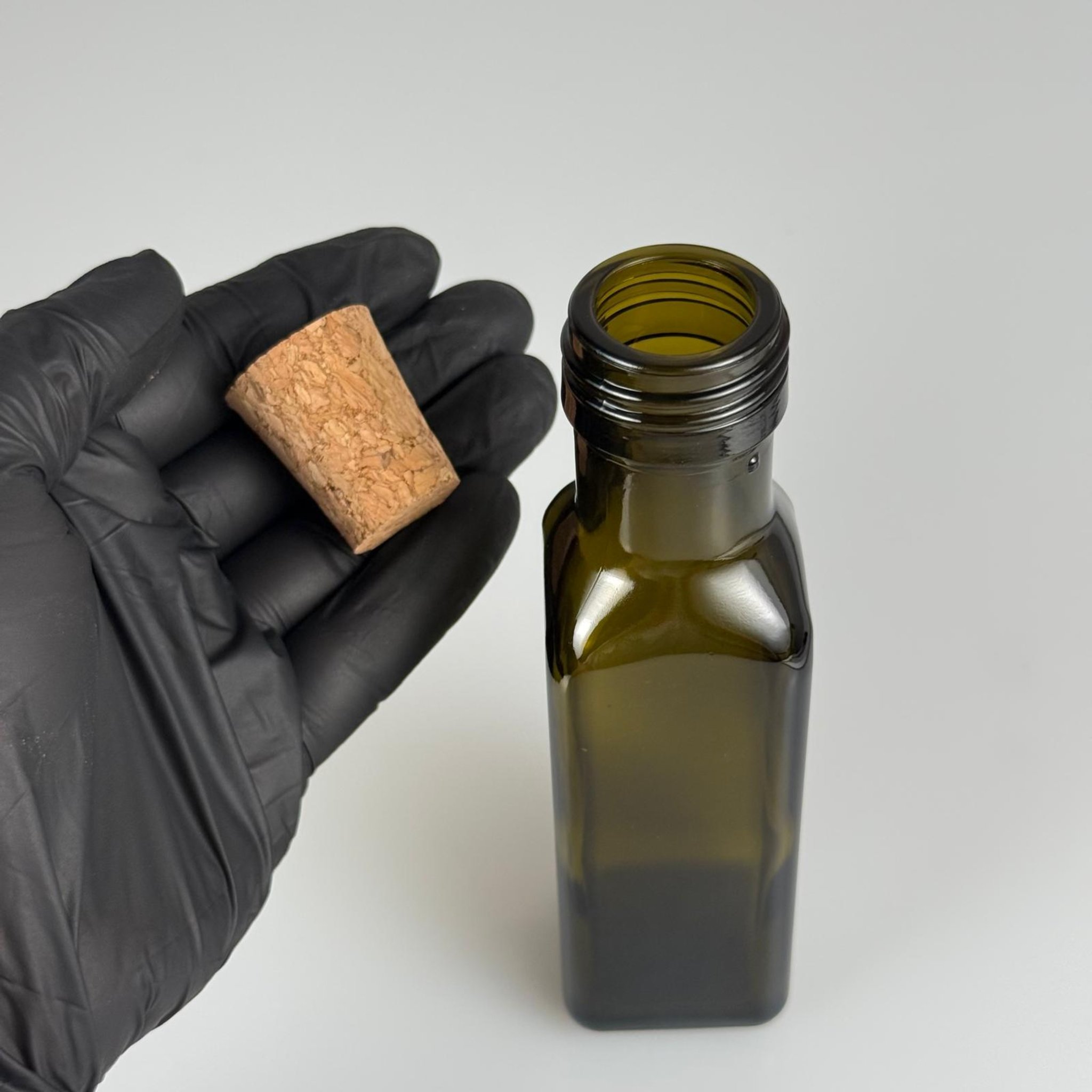 100 CC MARASKA CAM ŞİŞE KOYU YEŞİL (31 MM AĞIZ) - MANTAR TIPALI - 100 ML KÖŞELİ KARE MARASCA YAĞ VE SOS ŞİŞELERİ