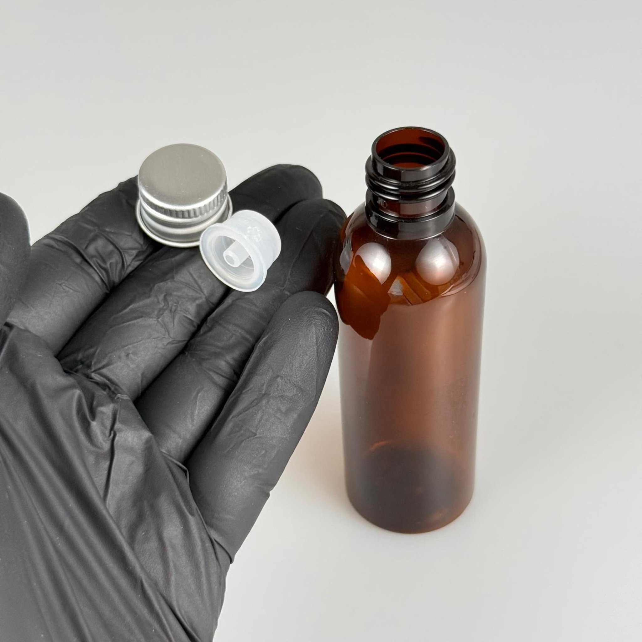 50 CC AMBER SİLİNDİR UZUN MODEL PET ŞİŞE + KÖPÜK CONTALI GÜMÜŞ ALÜMİNYUM METAL KAPAKLI + DAMLALIKLI KOLONYA TIPALI TAKIM - 50 ML KAHVERENGİ PLASTİK ŞİŞE