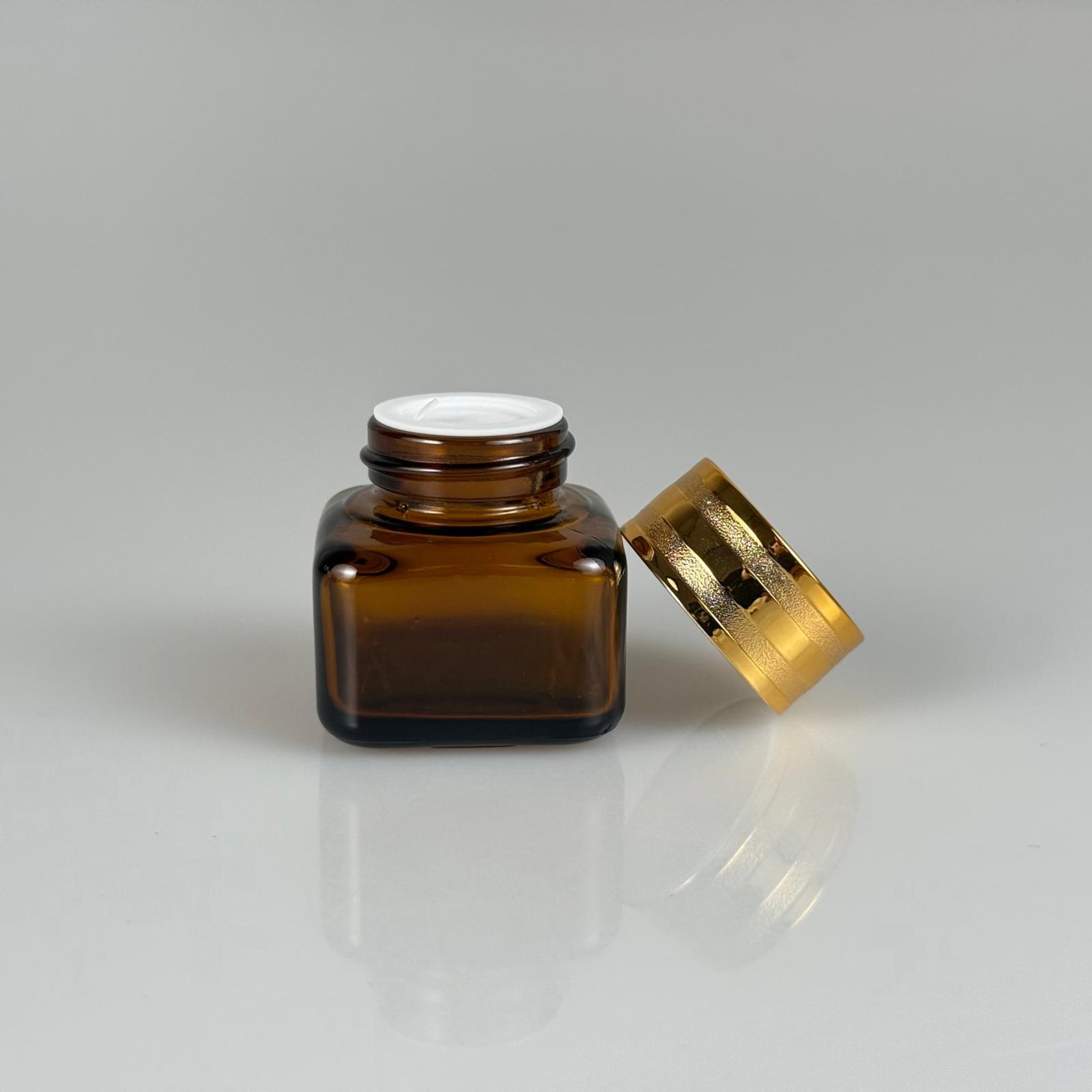 20 CC KARE AMBER CAM KAVANOZ + GOLD İŞLEMELİ KAPAK + CONTA - 20 ML KAHVERENGİ KARE KAVANOZ