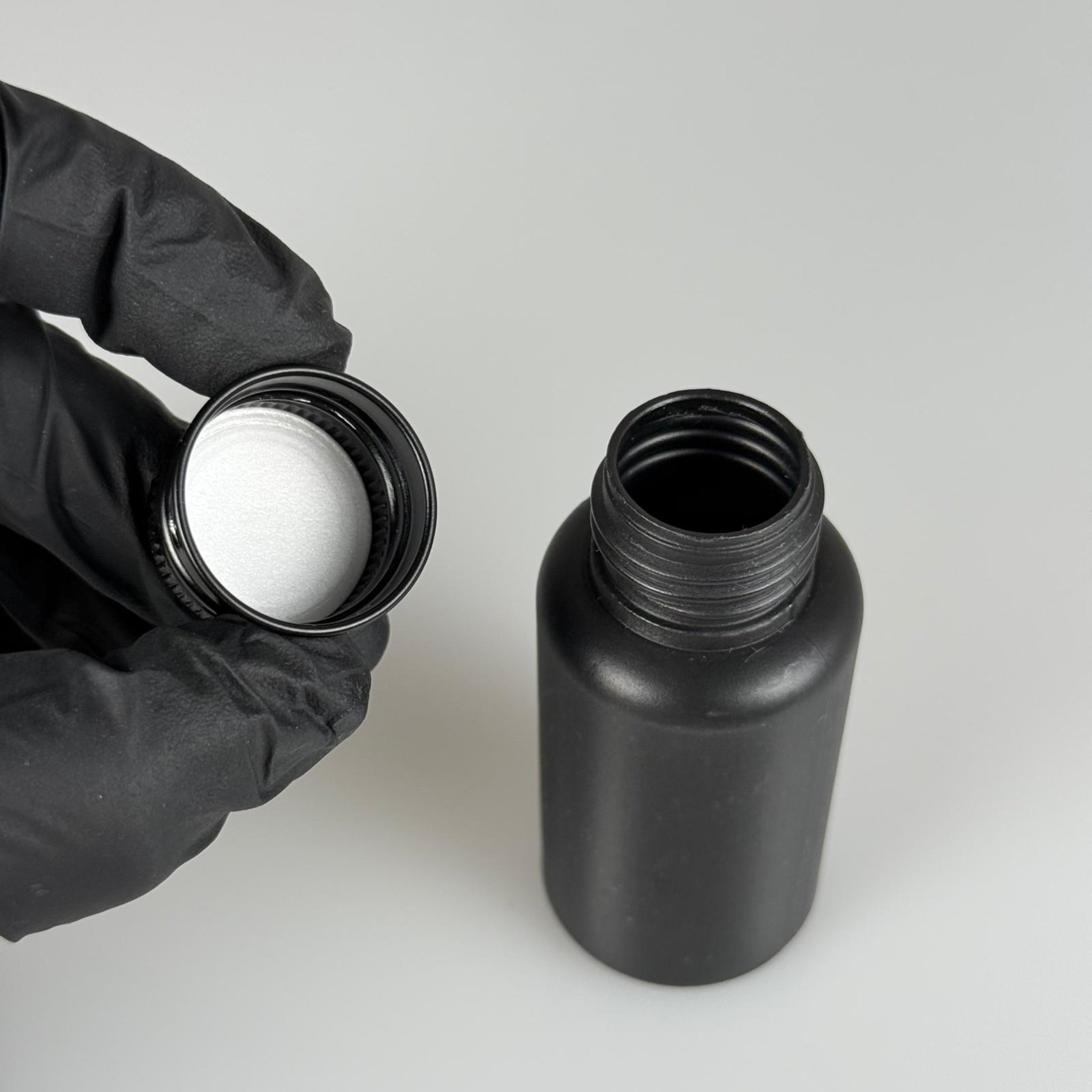 50 CC SİYAH POLİETİLEN PLASTİK ASETON ŞİŞESİ ( 24 AĞIZ ) + KÖPÜK CONTALI SİYAH METAL ALÜMİNYUM KAPAK TAKIM - 50 ML KAPAKLI SİYAH PLASTİK ŞİŞELER