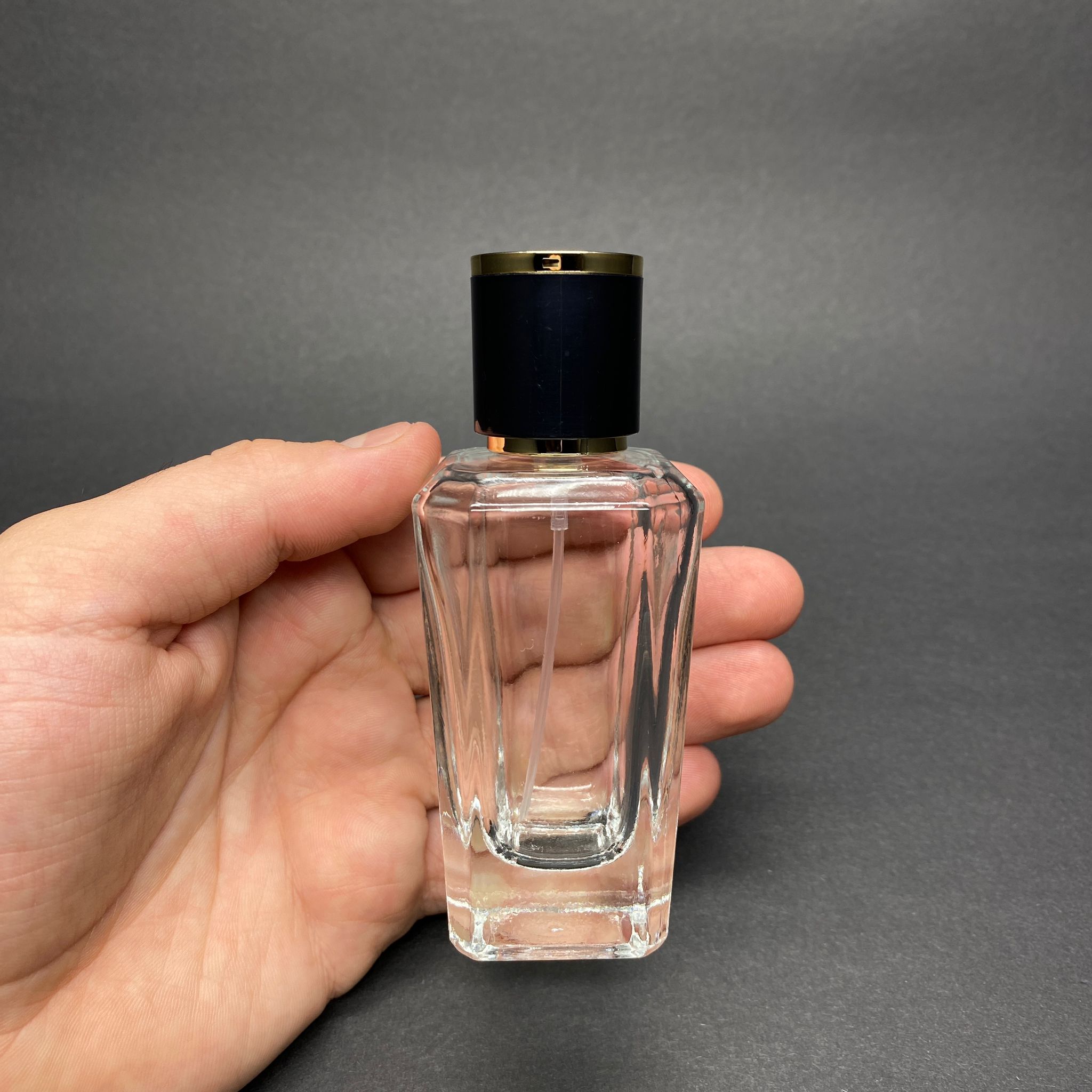 50 ML KÖŞELİ MODEL MİRA PARFÜM ŞİŞESİ - GOLD METAL SPREYLİ + GOLD SİYAH KAPAKLI (AĞIZ 15 MM GEÇME KOLAY KAPAMA)