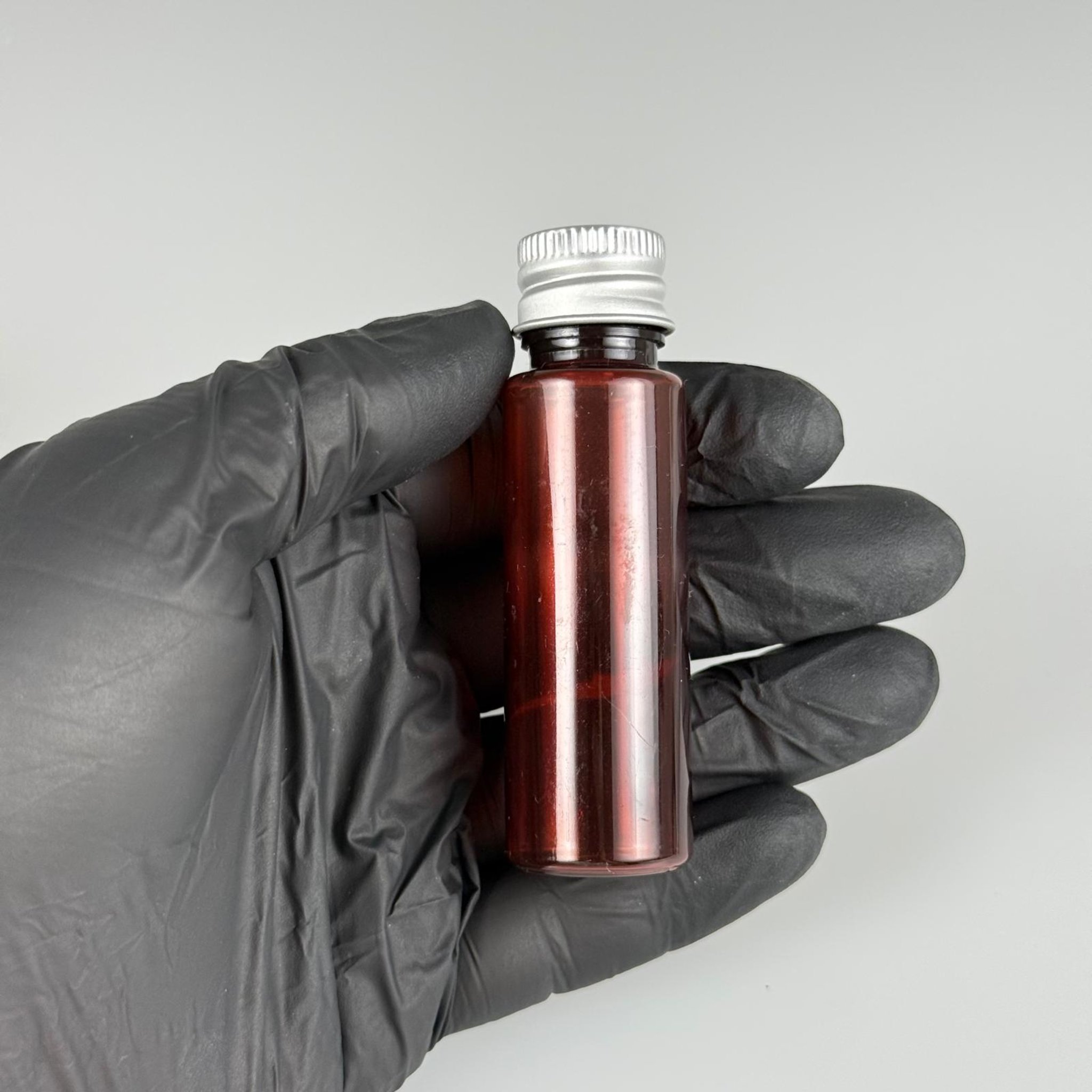 20 CC PET AMBER SHOT ŞİŞE - KÖPÜK CONTALI GÜMÜŞ ALÜMİNYUM METAL KAPAKLI + DAMLALIKLI KOLONYA TIPALI TAKIM - 20 ML KAHVERENGİ PLASTİK ŞİŞE