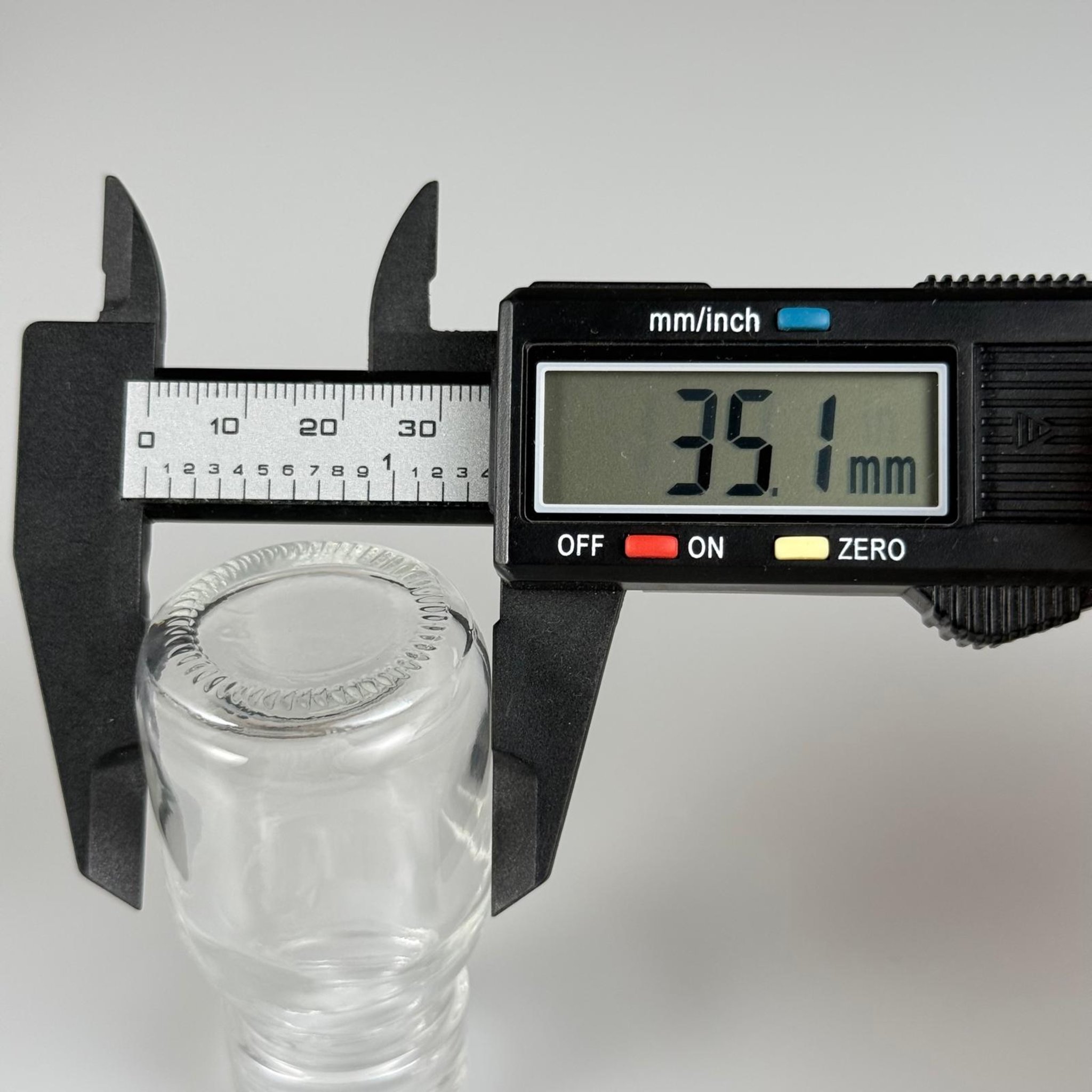 30 CC GENİŞ AĞIZLI ŞEFFAF CAM ŞİŞE SİYAH SPREYLİ TAKIM - 30 ML ŞEFFAF ŞURUP ECZA ŞİŞESİ - MİKROPLARDAN KORUNMASI İÇİN İLAÇLANMIŞTIR, SUYA TUTUNCA ŞEFFAF RENGİ ALIR