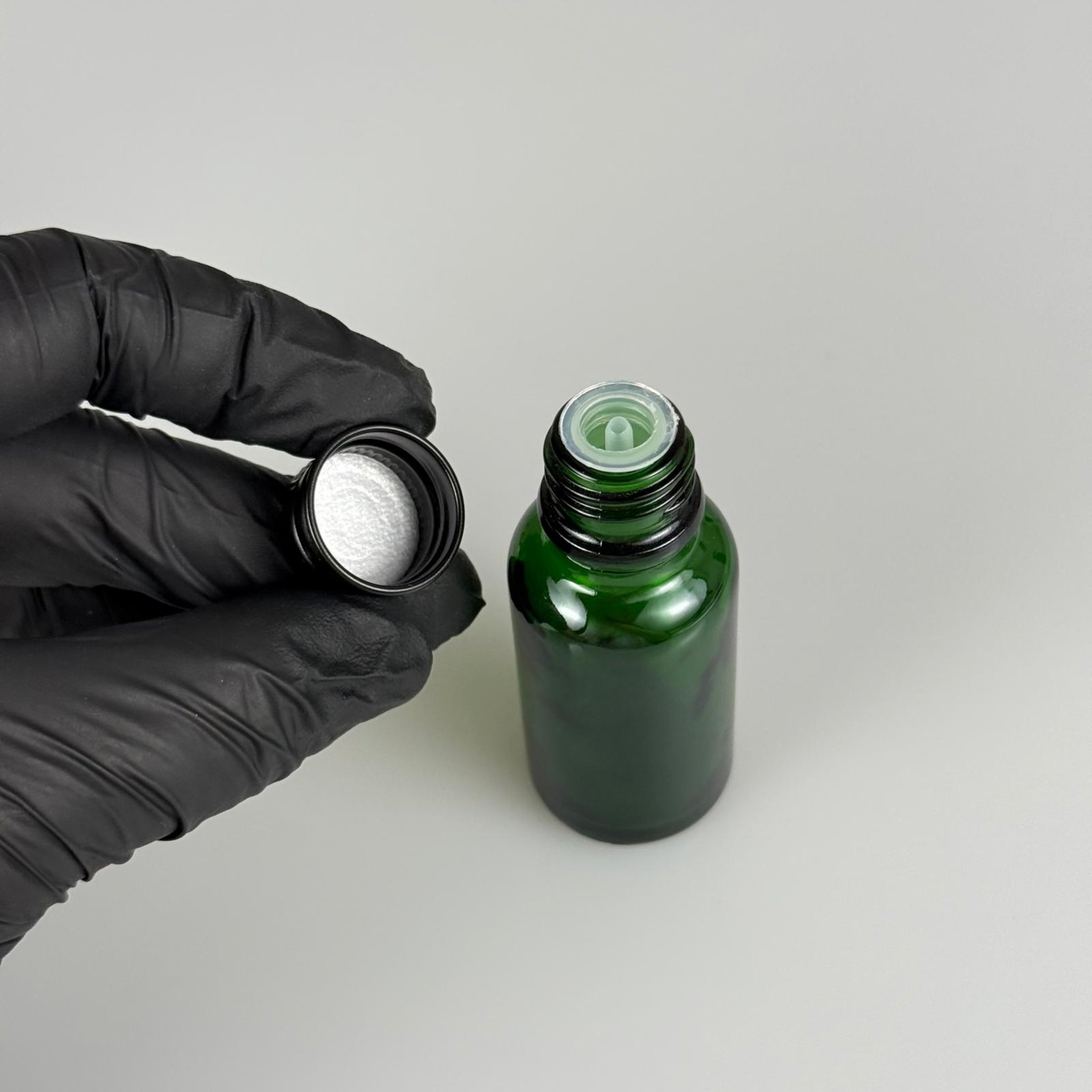 20 CC YEŞİL CAM ŞİŞE + KÖPÜK CONTALI SİYAH ALÜMİNYUM METAL KAPAKLI + KOLONYA TIPALI TAKIM - 20 ML YEŞİL CAM ŞİŞE