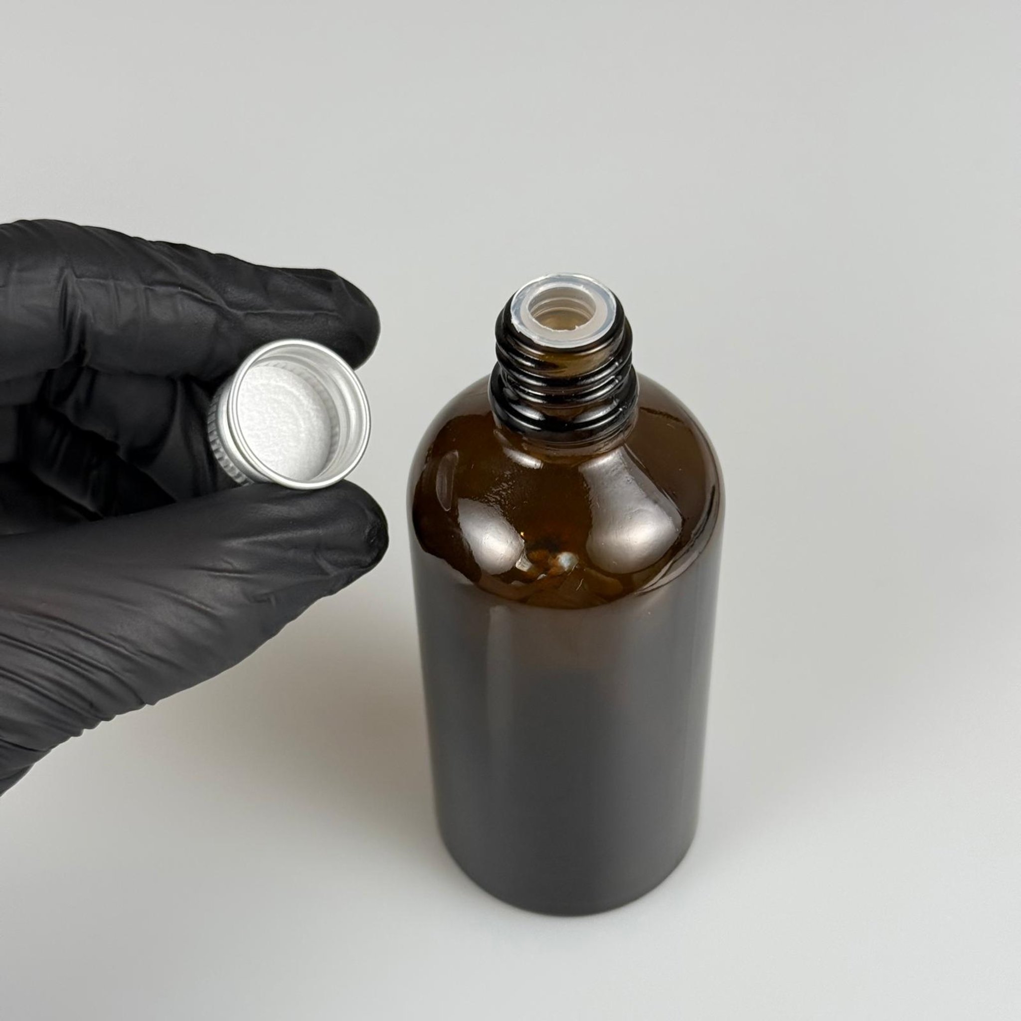 100 CC AMBER CAM ŞİŞE + KÖPÜK CONTALI GÜMÜŞ ALÜMİNYUM METAL KAPAKLI + KÖR TIPALI TAKIM - 100 ML KAHVERENGİ CAM ŞİŞE