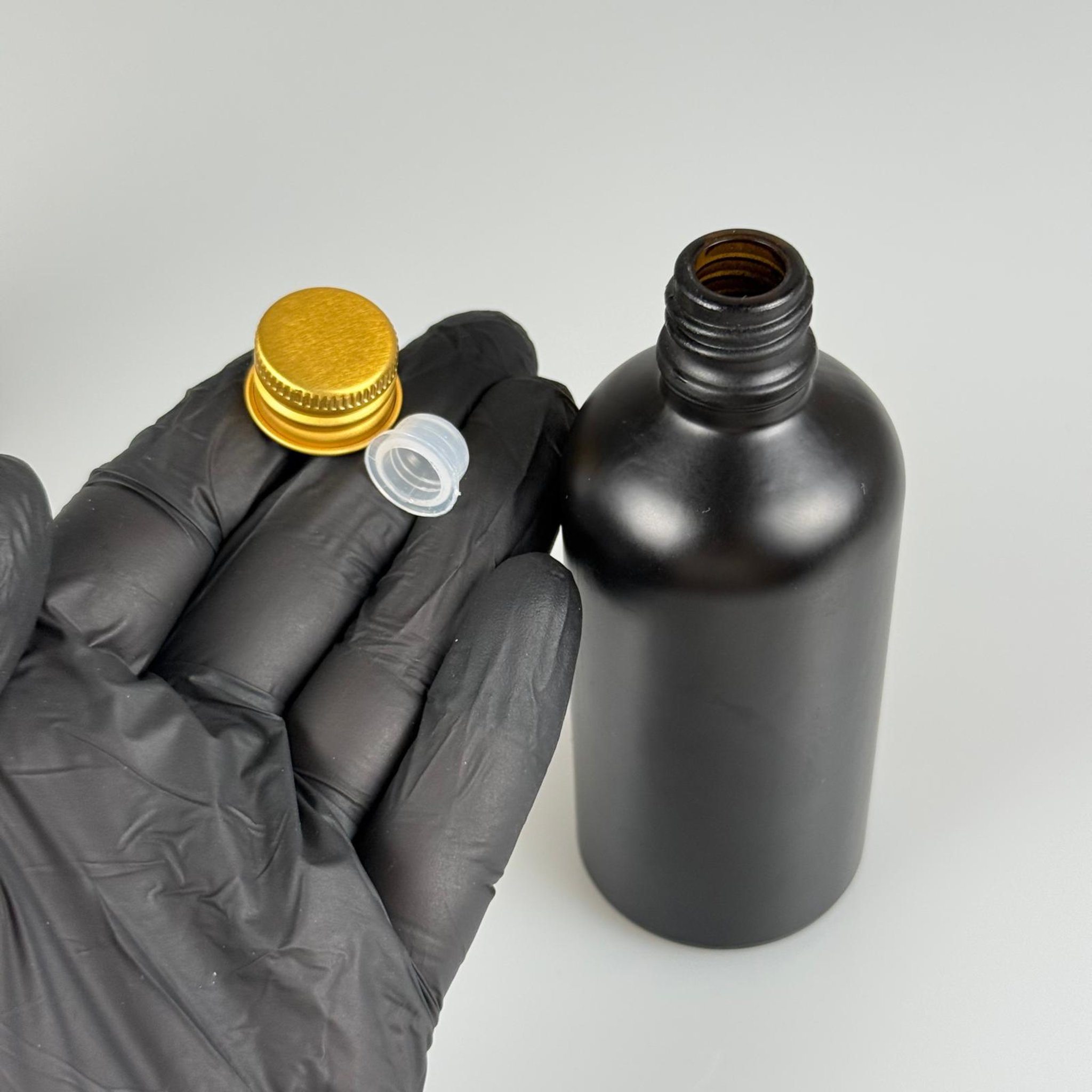 100 CC MAT SİYAH CAM ŞİŞE + KÖPÜK CONTALI GOLD ALÜMİNYUM METAL KAPAKLI + KÖR TIPALI TAKIM - 100 ML MAT SİYAH CAM ŞİŞE