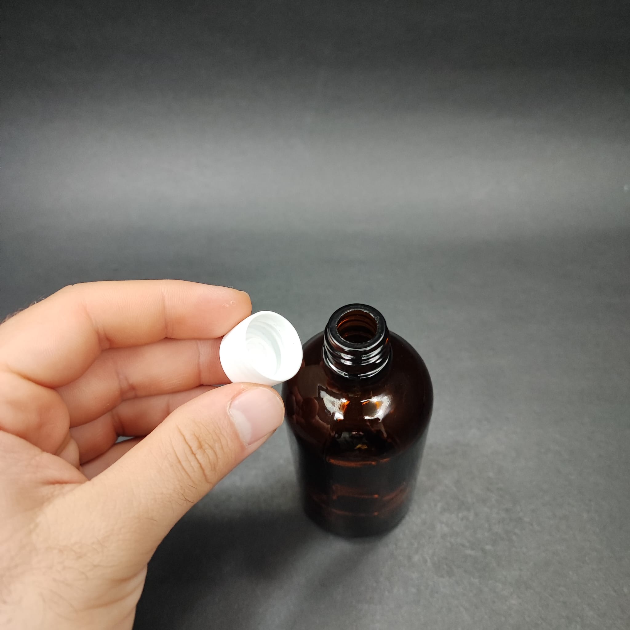 100 CC AMBER CAM ŞİŞE + KENDİNDEN CONTALI SIZDIRMAZ BEYAZ KAPAK - 100 ML KAPAKLI KAHVERENGİ CAM ŞİŞE