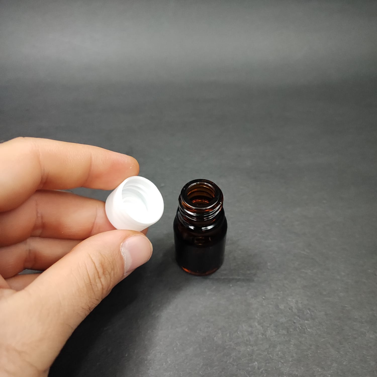 3 CC AMBER CAM ŞİŞE + KENDİNDEN CONTALI SIZDIRMAZ BEYAZ KAPAK - 3 ML KAPAKLI CAM ŞİŞE