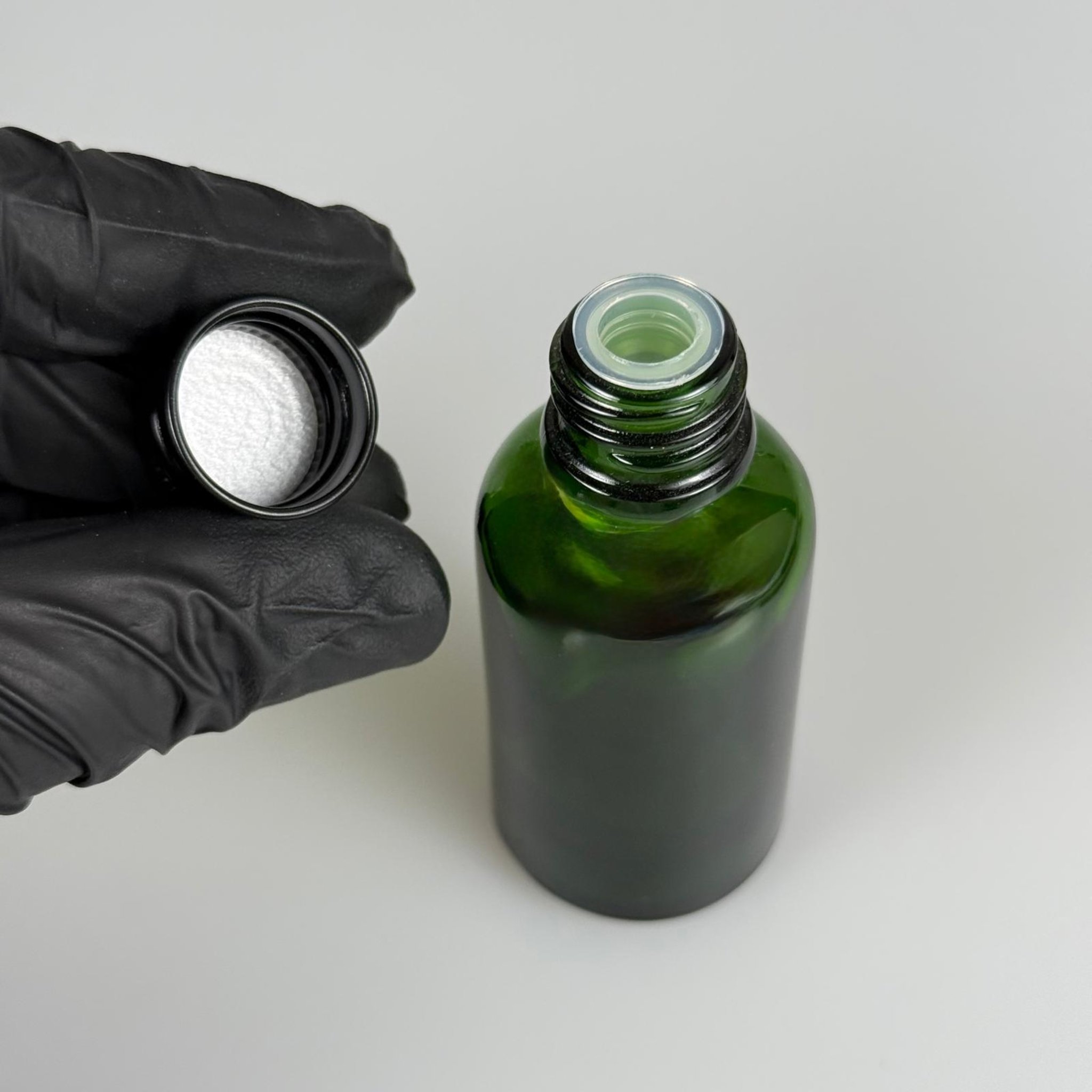 30 CC YEŞİL CAM ŞİŞE + KÖPÜK CONTALI SİYAH ALÜMİNYUM METAL KAPAKLI + KÖR TIPALI TAKIM - 30 ML YEŞİL CAM ŞİŞE