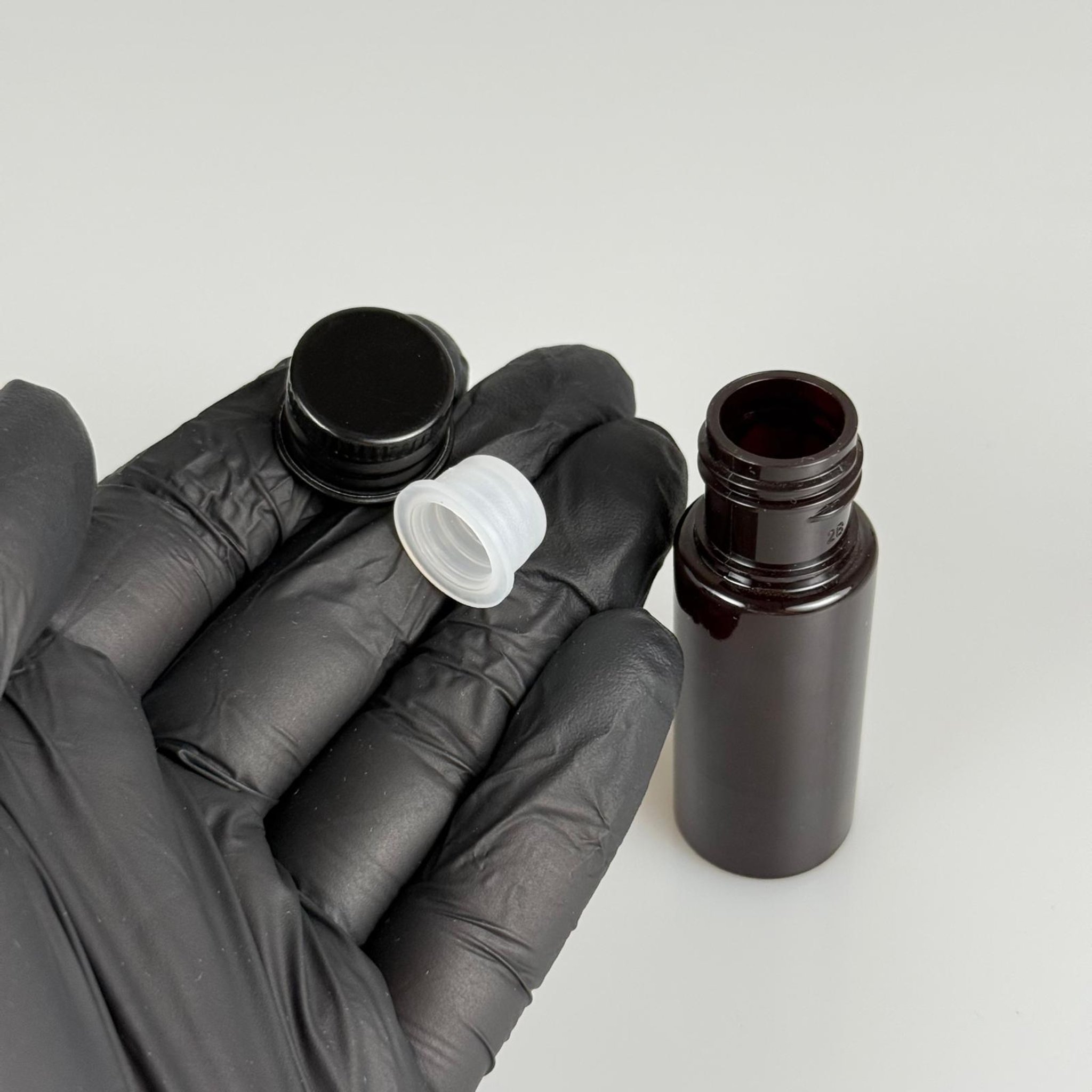 15 CC AMBER SİLİNDİR PET ŞİŞE + KÖPÜK CONTALI SİYAH ALÜMİNYUM METAL KAPAKLI + KÖR TIPALI TAKIML - 15 ML KAHVERENGİ PET ŞİŞE