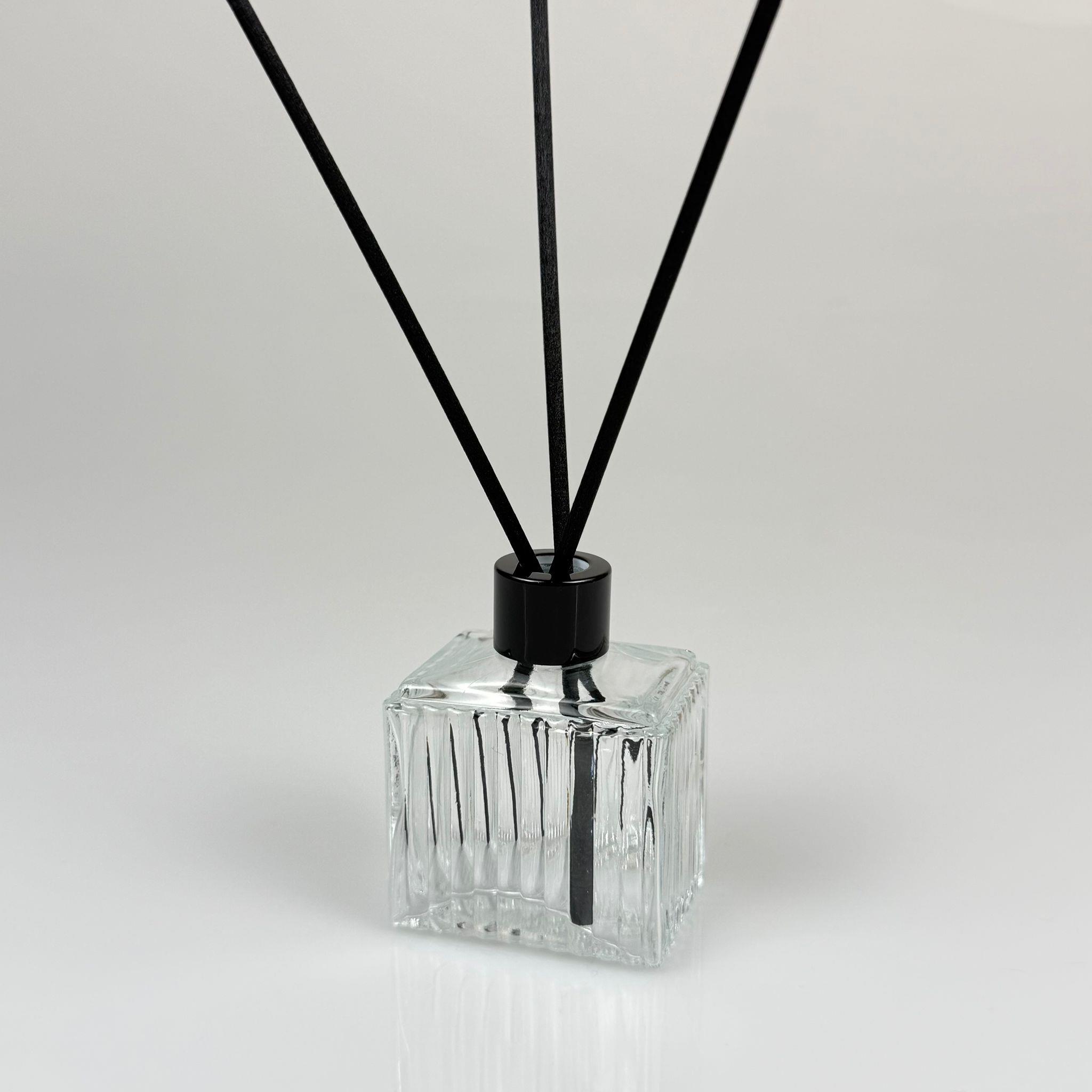 50 CC KÖŞELİ DESENLİ ÇİZGİLİ PRESTİJ CAM BAMBU ODA KOKUSU ŞİŞESİ - 50 ML ÇUBUKLU BAMBU ODA KOKUSU ŞİŞESİ - DİFÜZÖR ŞİŞE- CAM ŞİŞE + SİYAH METAL KAPAK + PLASTİK TIPA + 3 ADET FİBER SİYAH BAMBU ÇUBUK