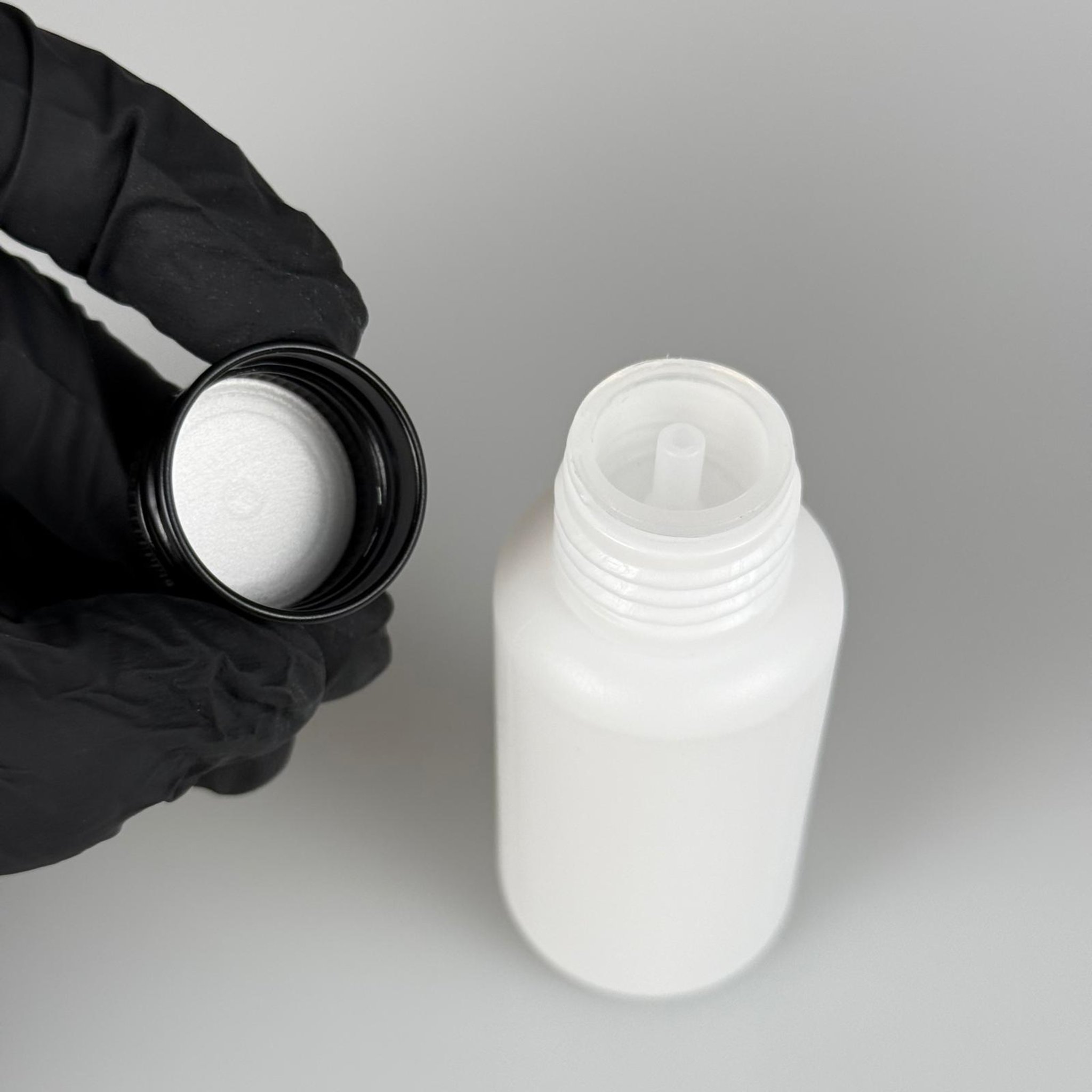 50 CC BEYAZ POLİETİLEN PLASTİK ASETON ŞİŞESİ ( 24 AĞIZ ) + KÖPÜK CONTALI SİYAH METAL ALÜMİNYUM KAPAK + KOLONYA TIPALI TAKIM - 50 ML BEYAZ PLASTİK ASETON ŞİŞELERİ