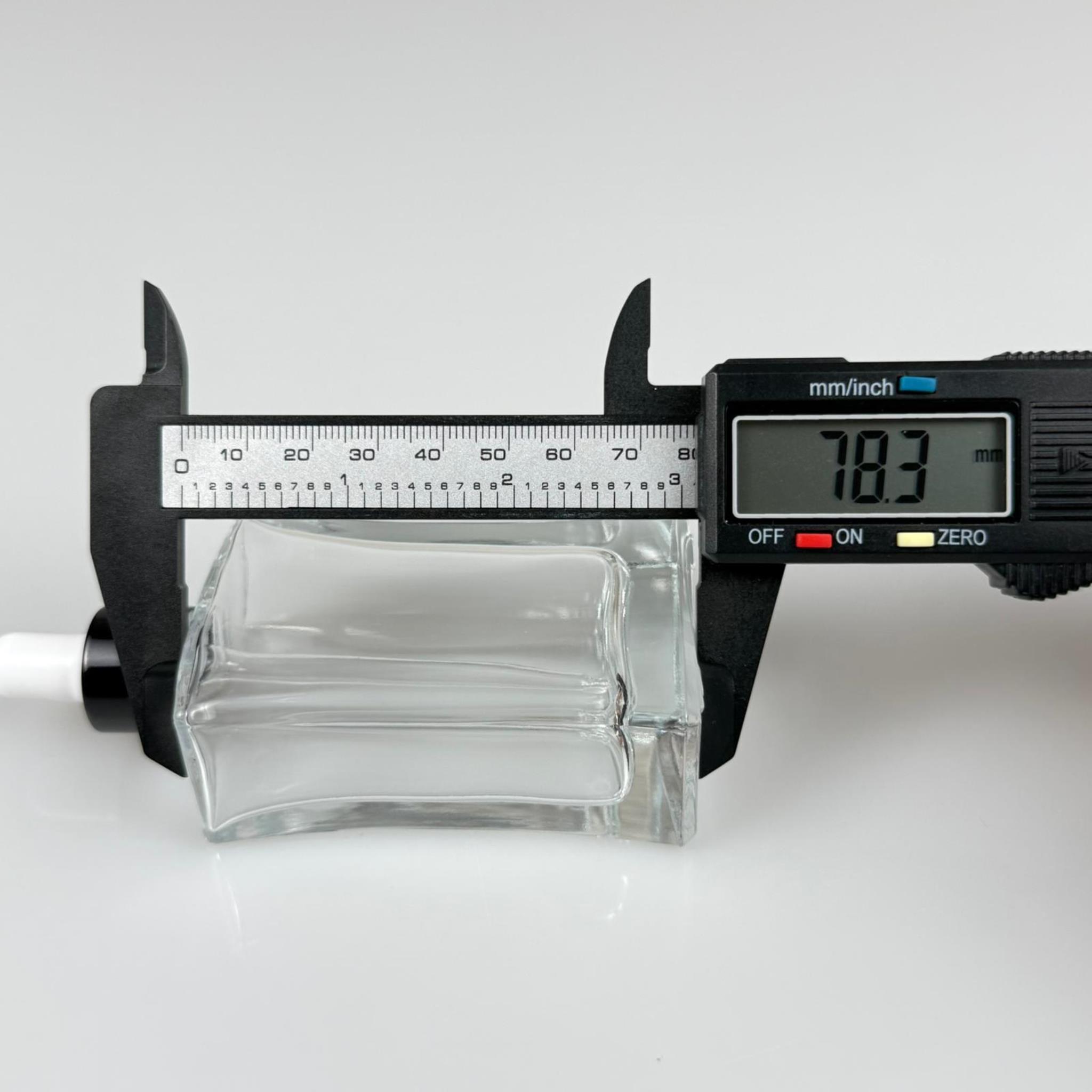 50 CC YASSI DİKDÖRTGEN KÖŞELİ CAM DAMLALIKLI ŞİŞE - BEYAZ EMZİK - SİYAH METALİK KAPAK - 50 ML CAM DAMLALIKLI ŞİŞE - DAMLALIKLI BOŞ ŞİŞE