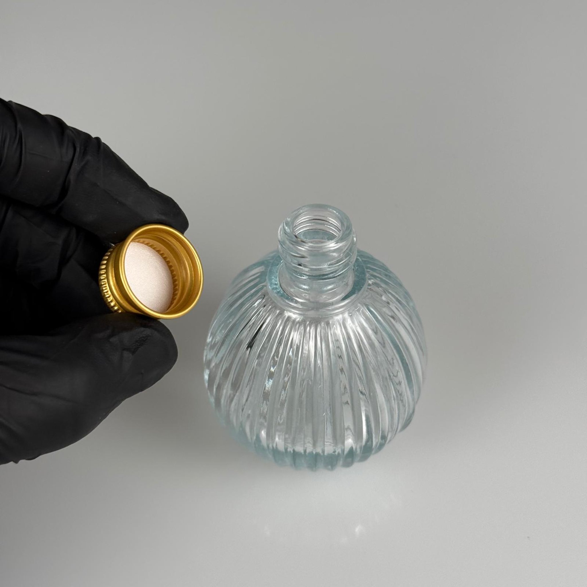 50 CC TOP ÇİZGİLİ CAM ŞİŞE + GOLD ALÜMİNYUM METAL KAPAKLI TAKIM - 50 ML ŞEFFAF CAM ŞİŞE