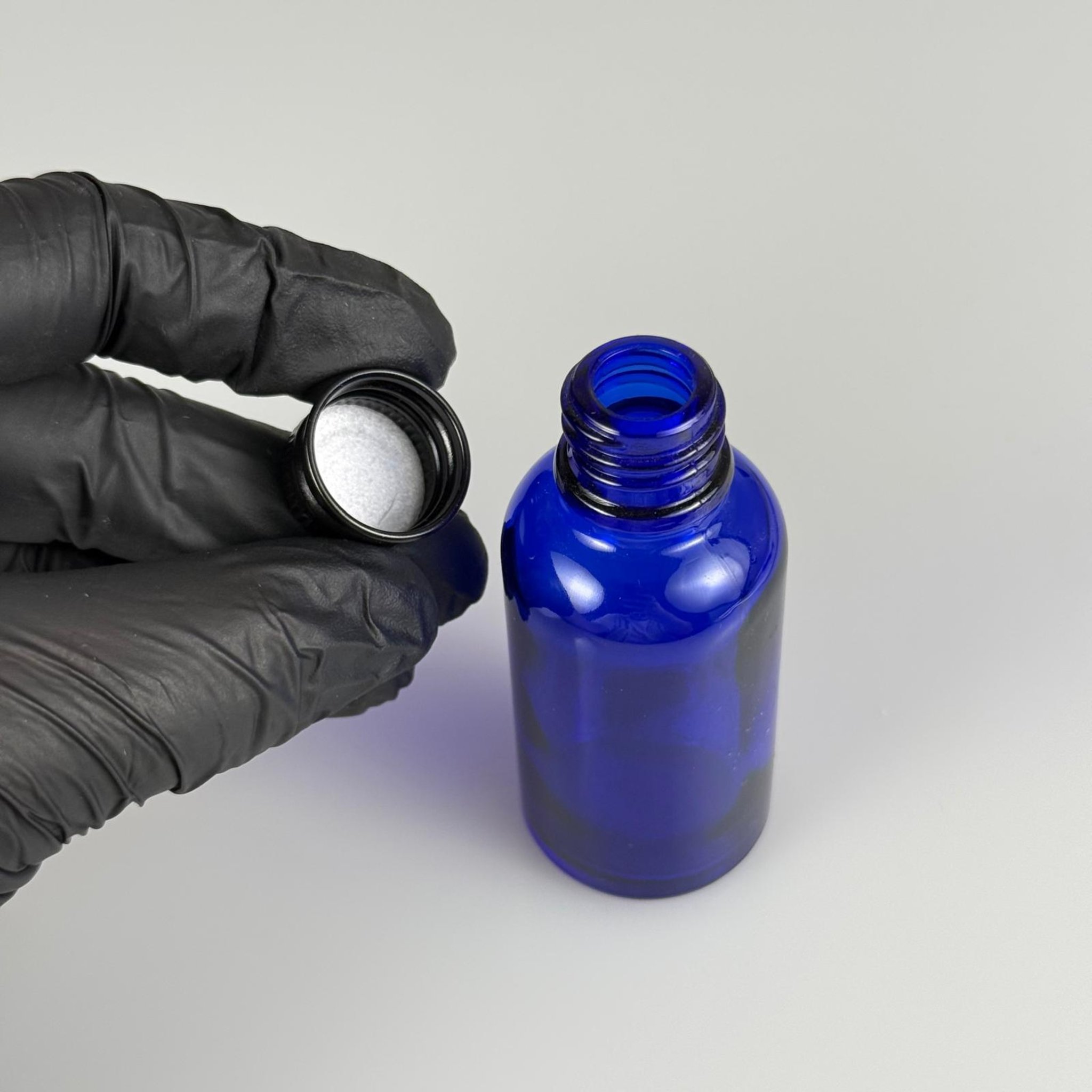 30 CC MAVİ CAM ŞİŞE + KÖPÜK CONTALI SİYAH ALÜMİNYUM METAL KAPAKLI TAKIM - 30 ML MAVİ CAM ŞİŞE