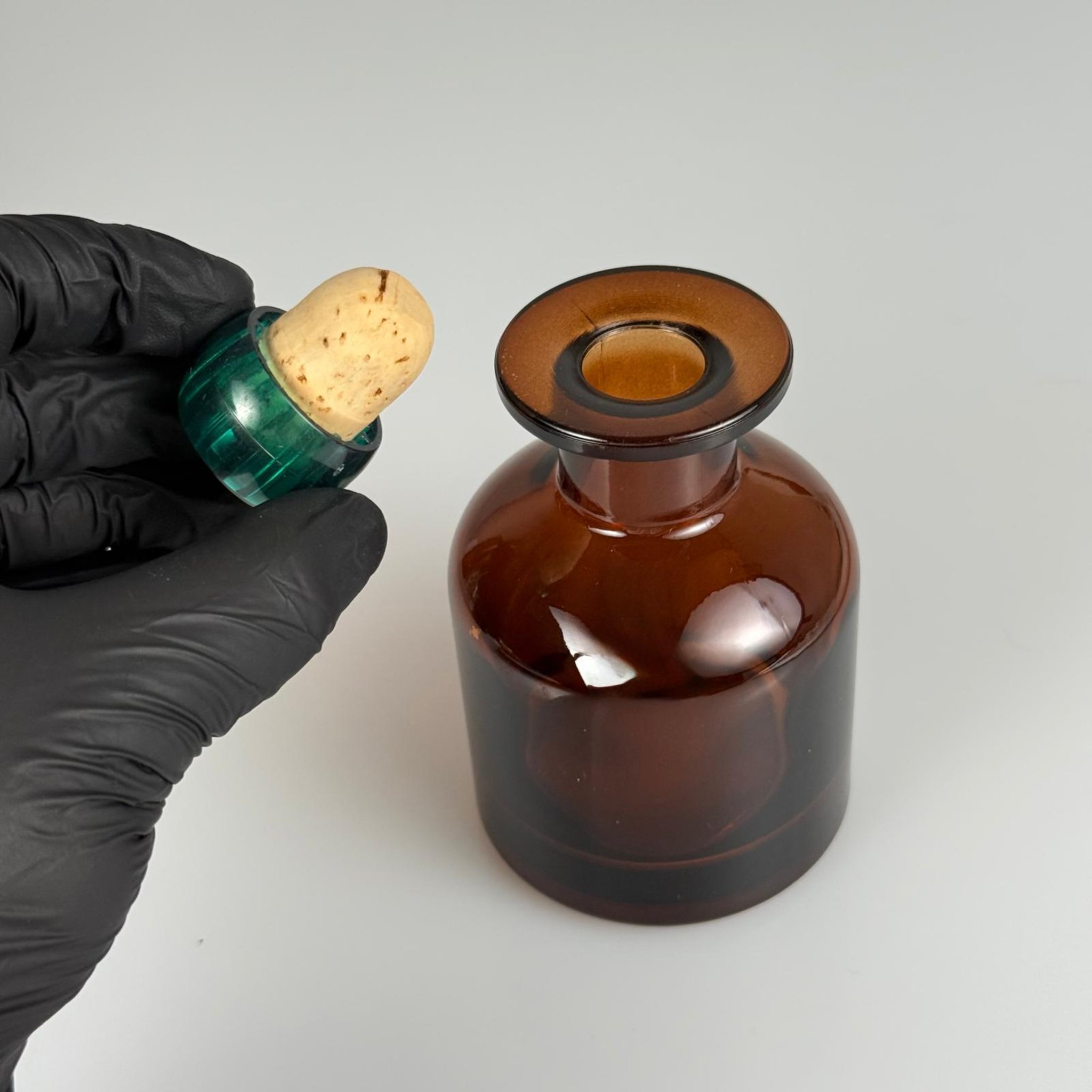 150 CC AMBER LÜX SİLİNDİR CAM ŞİŞE + YEŞİL MANTAR TIPA - 150 ML TIPALI CAM ŞİŞE