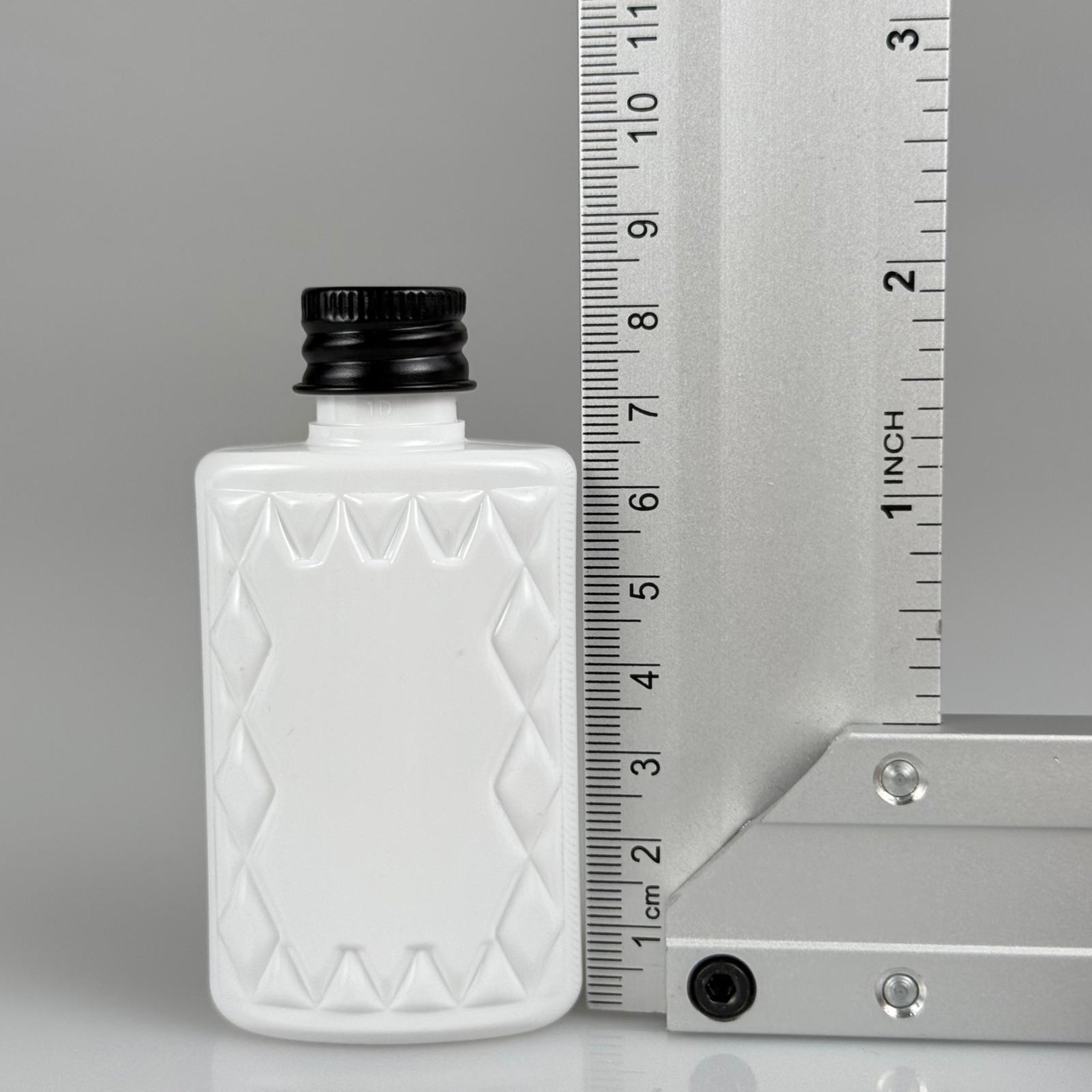 50 CC KÖŞELİ BEYAZ PET ŞİŞE + KÖPÜK CONTALI SİYAH ALÜMİNYUM METAL KAPAKLI TAKIM - 50 ML PET ŞİŞE