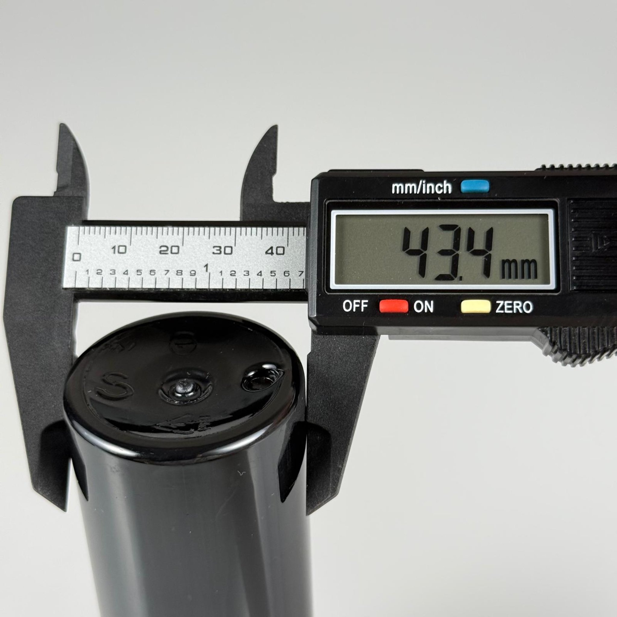 150 CC SİYAH SİLİNDİR MODEL PARLAK SERT PET ŞİŞE (24 AĞIZ) + KÖPÜK CONTALI SİYAH METAL ALÜMİNYUM KAPAK TAKIM - 150 ML KAPAKLI SİYAH PET ŞİŞELER
