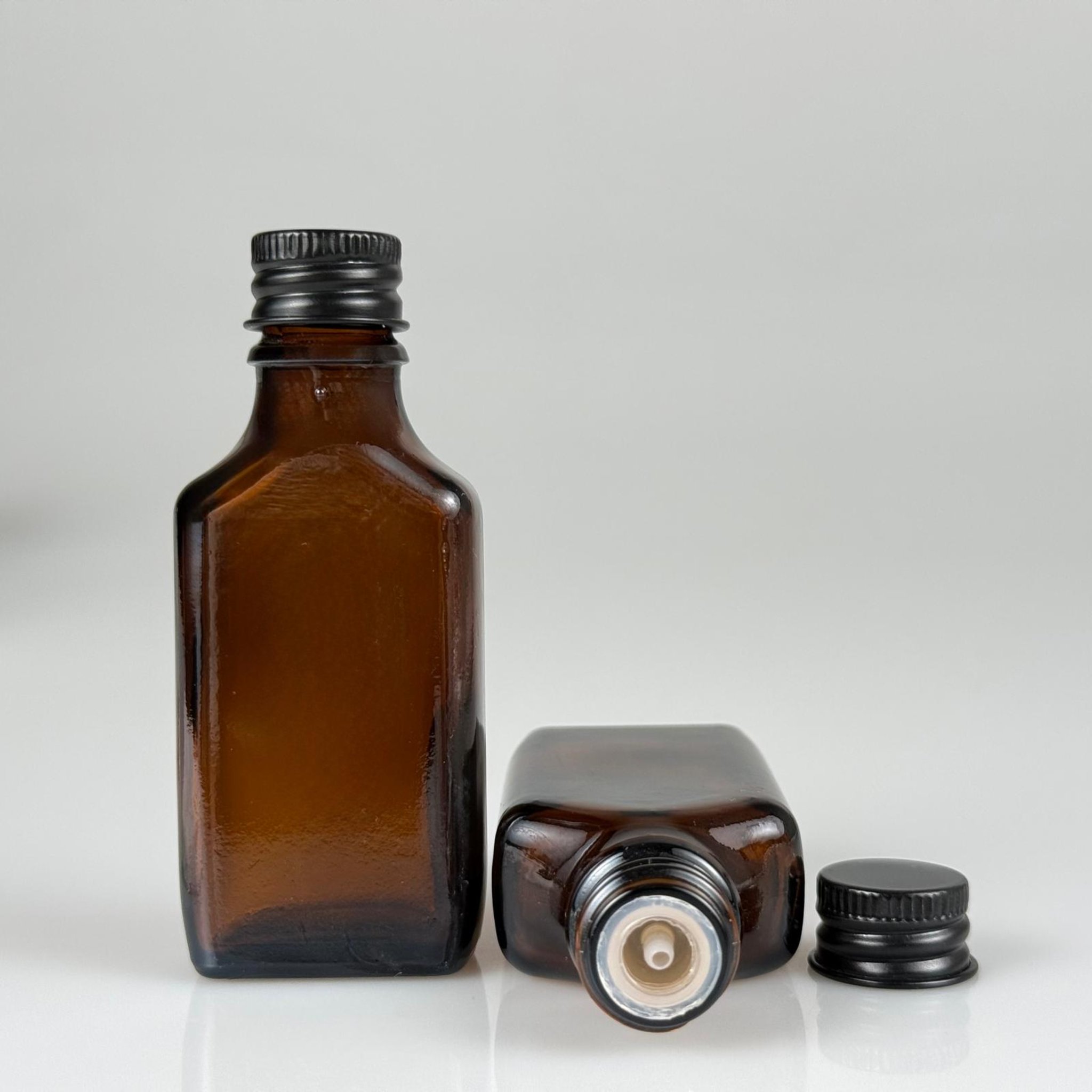 30 CC AMBER YASSI CAM ŞİŞE + SİYAH ALÜMİNYUM METAL KAPAKLI + DAMLALIKLI KOLONUYA TIPALI TAKIM - 30 ML KAHVERENGİ CAM ŞİŞE