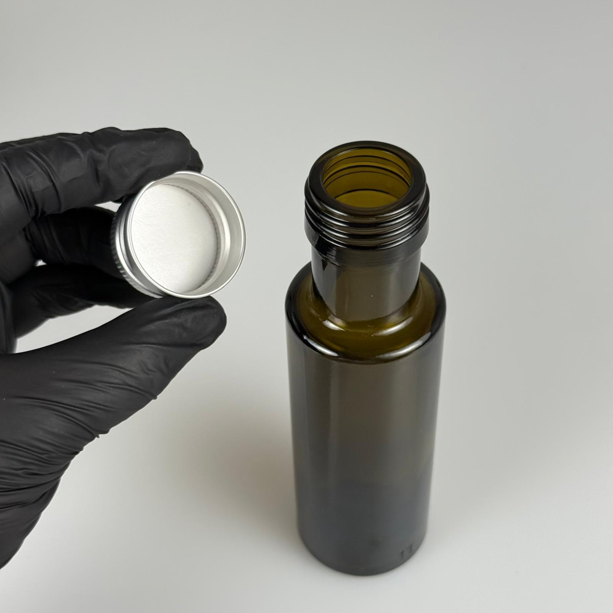 100 CC DORİKA CAM ŞİŞE KOYU YEŞİL (31 MM AĞIZ) - CONTALI GÜMÜŞ ALÜMİNYUM METAL KAPAKLI - 100 ML SİLİNDİR DORİCA YAĞ VE SOS ŞİŞELERİ