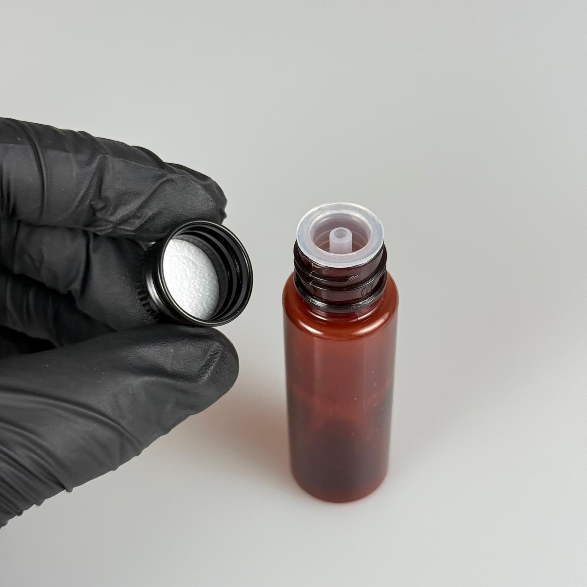 20 CC PET AMBER SHOT ŞİŞE - KÖPÜK CONTALI SİYAH ALÜMİNYUM METAL KAPAKLI + DAMLALIKLI KOLONYA TIPALI TAKIM - 20 ML KAHVERENGİ PLASTİK ŞİŞE