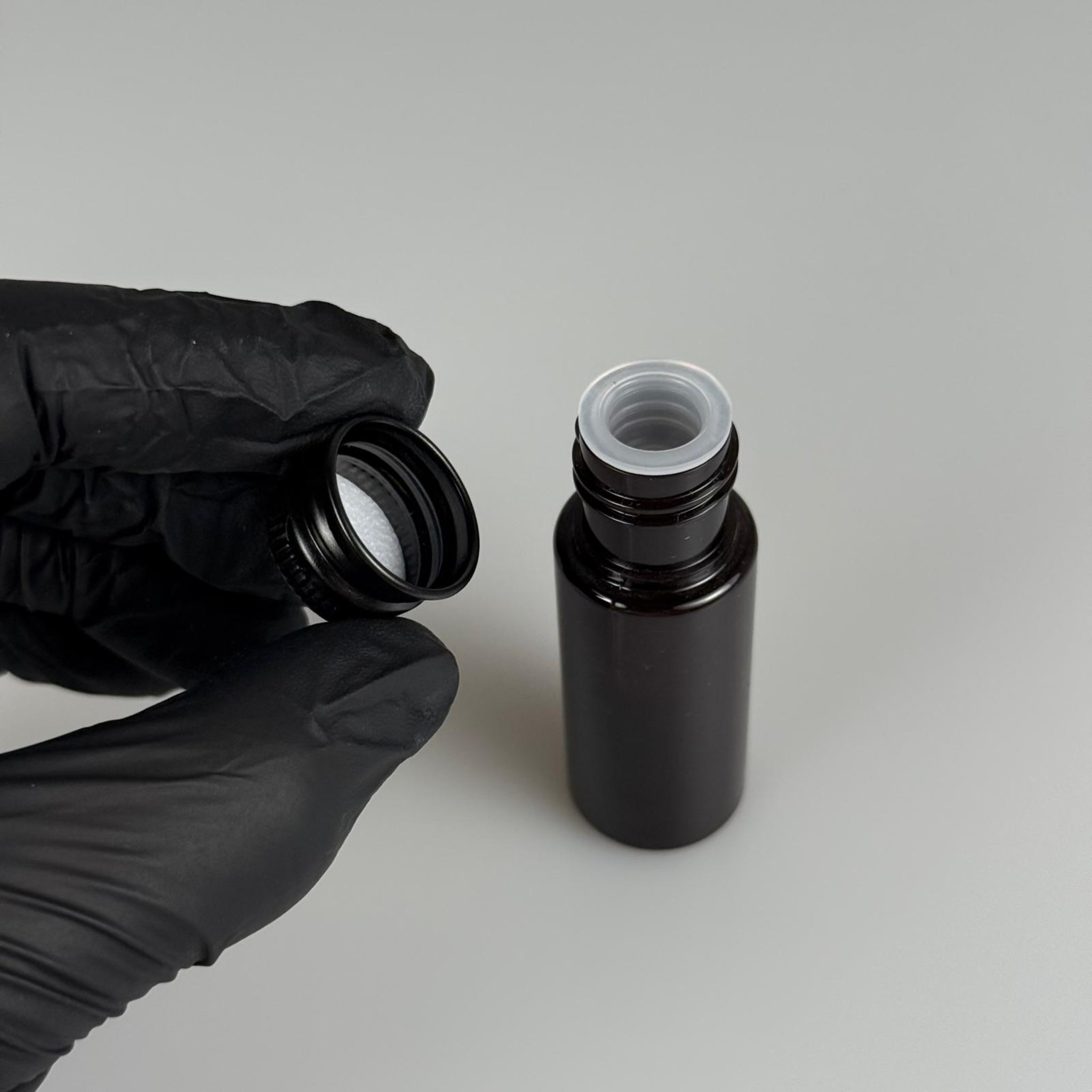 15 CC AMBER SİLİNDİR PET ŞİŞE + KÖPÜK CONTALI SİYAH ALÜMİNYUM METAL KAPAKLI + KÖR TIPALI TAKIML - 15 ML KAHVERENGİ PET ŞİŞE