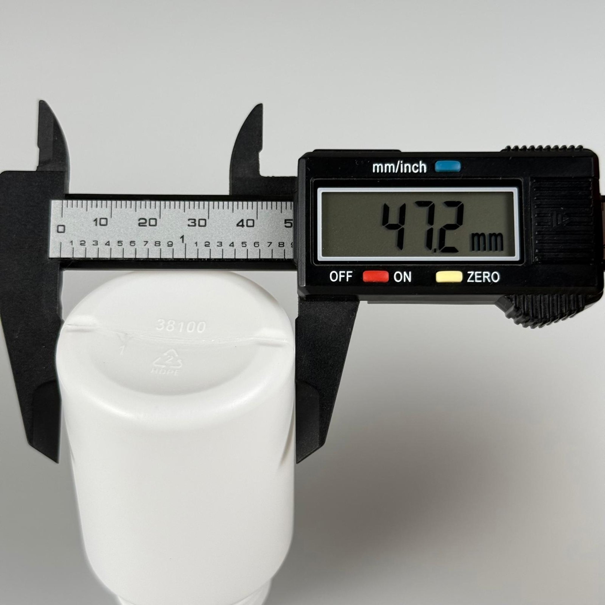 100 CC BEYAZ SERT POLİETİLEN ŞİŞE + GÜMÜŞ METAL KAPAKLI + KENDİNDEN YAPIŞKANLI KÖPÜK CONTALI - 100 ML POLİETİLEN ŞİŞE