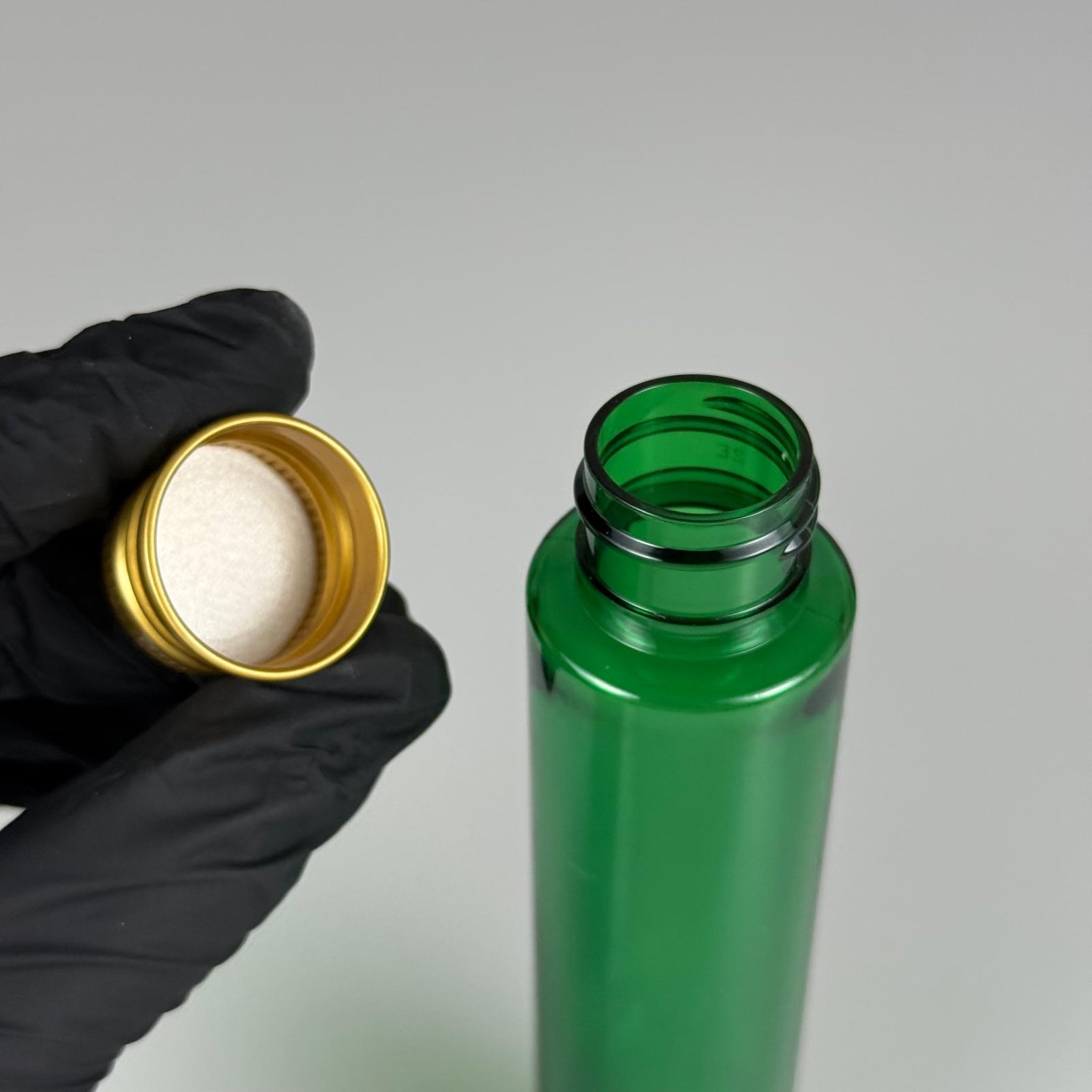 100 CC UZUN SİLİNDİR YEŞİL PET ŞİŞE (24 GR - 24 AĞIZ ) + KÖPÜK CONTALI GOLD METAL ALÜMİNYUM KAPAK TAKIM - 100 ML BİBERİYE SUYU, LAVANTA YAĞI, SAÇ SERUM, TONİK VB İÇİN PLASTİK KOZMETİK AMBALAJLARI