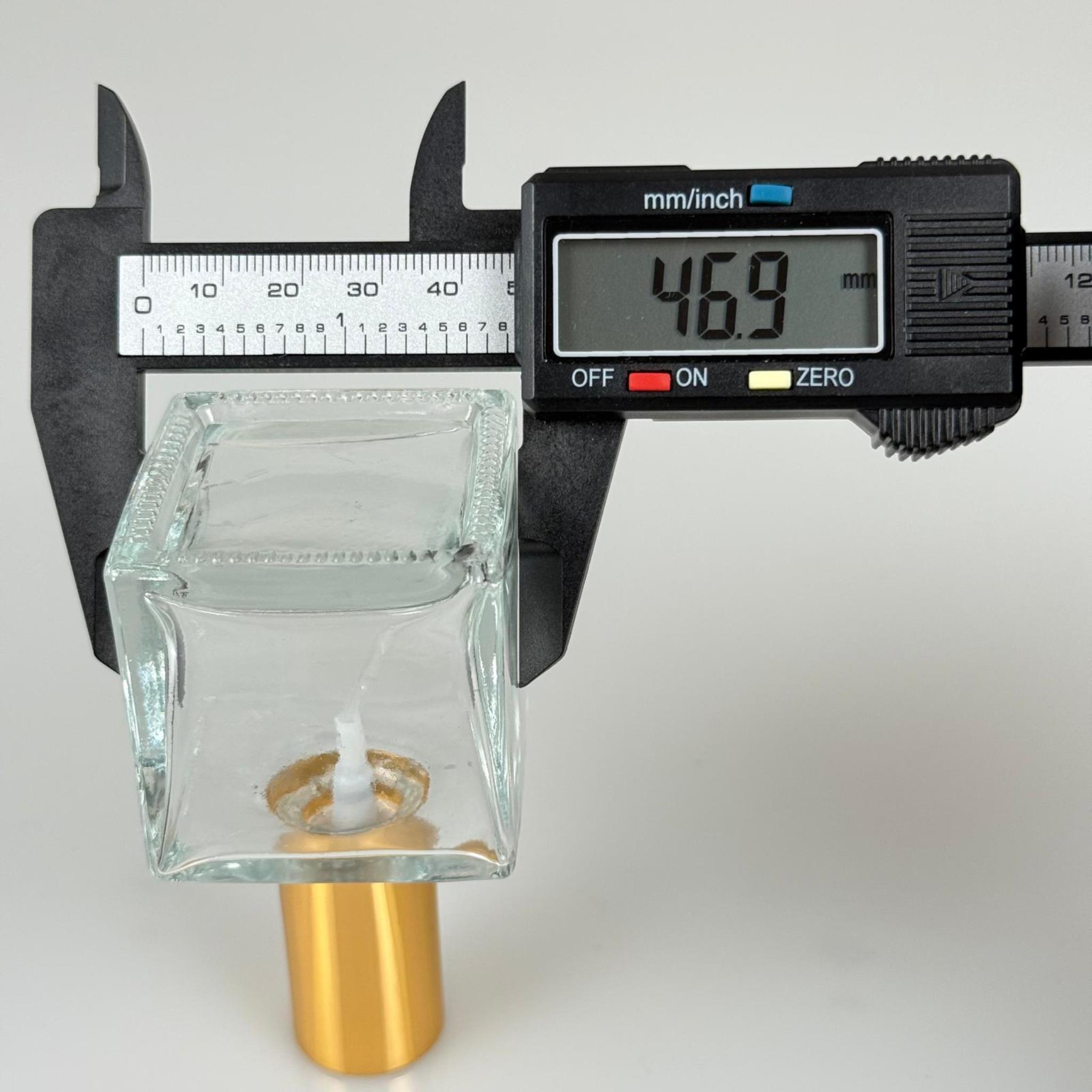 50 CC KARE CAM ŞİŞE + GOLD SPREY FISFIS - 50 ML HEDİYELİK CAM KOLONYA ŞİŞESİ - PARFÜM ESANS ŞİŞESİ - DÜĞÜN, NİŞAN, SÖZ, KINA, CENAZE, PROMOSYON, PARFÜM İÇİN HEDİYELİK KOLONYA ŞİŞELERİ