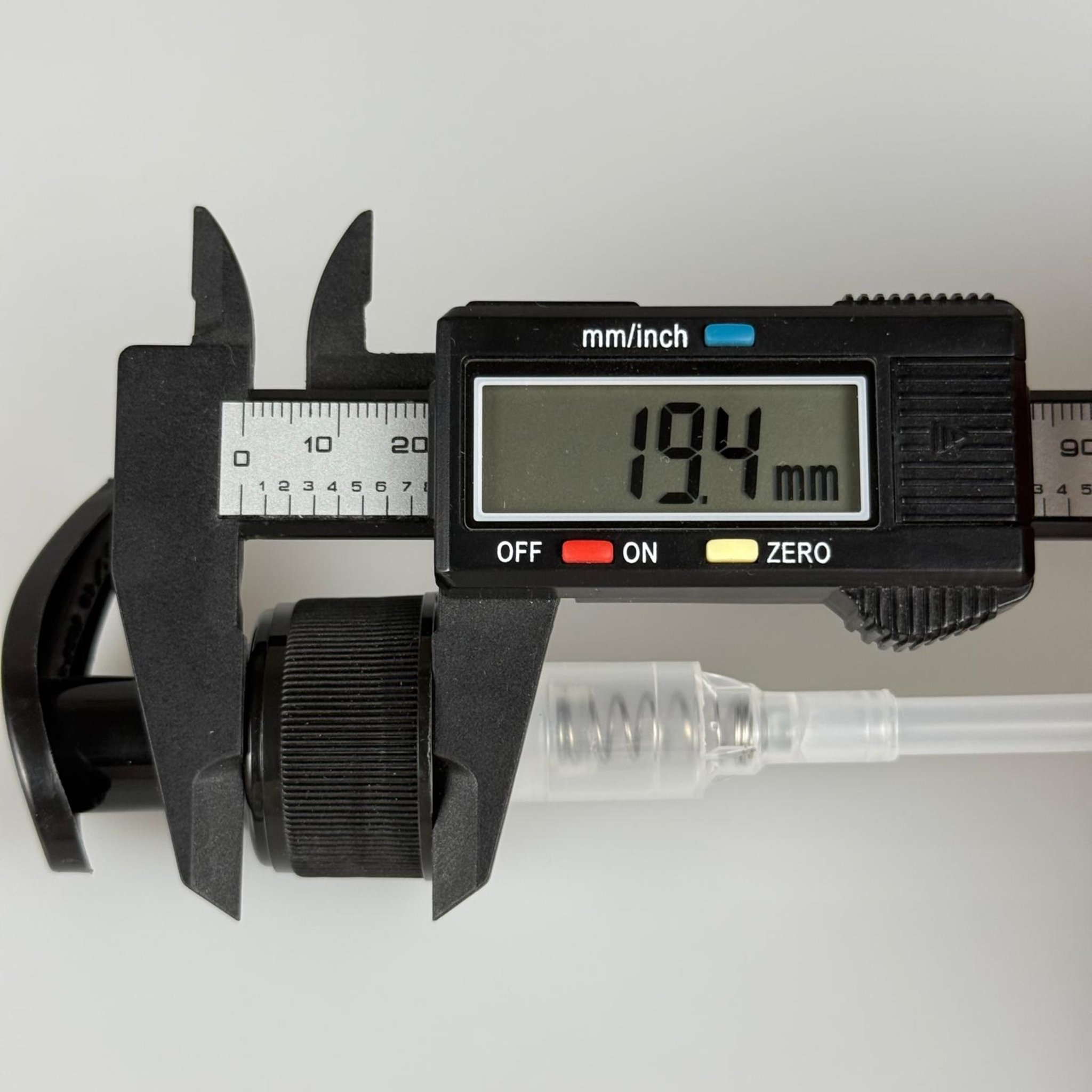 28 MM POMPA SİYAH VİDASIZ KİLİTLİ - TIRTIKLI (500 cc cam şişeler için özel kesilmiş hortum boyu)