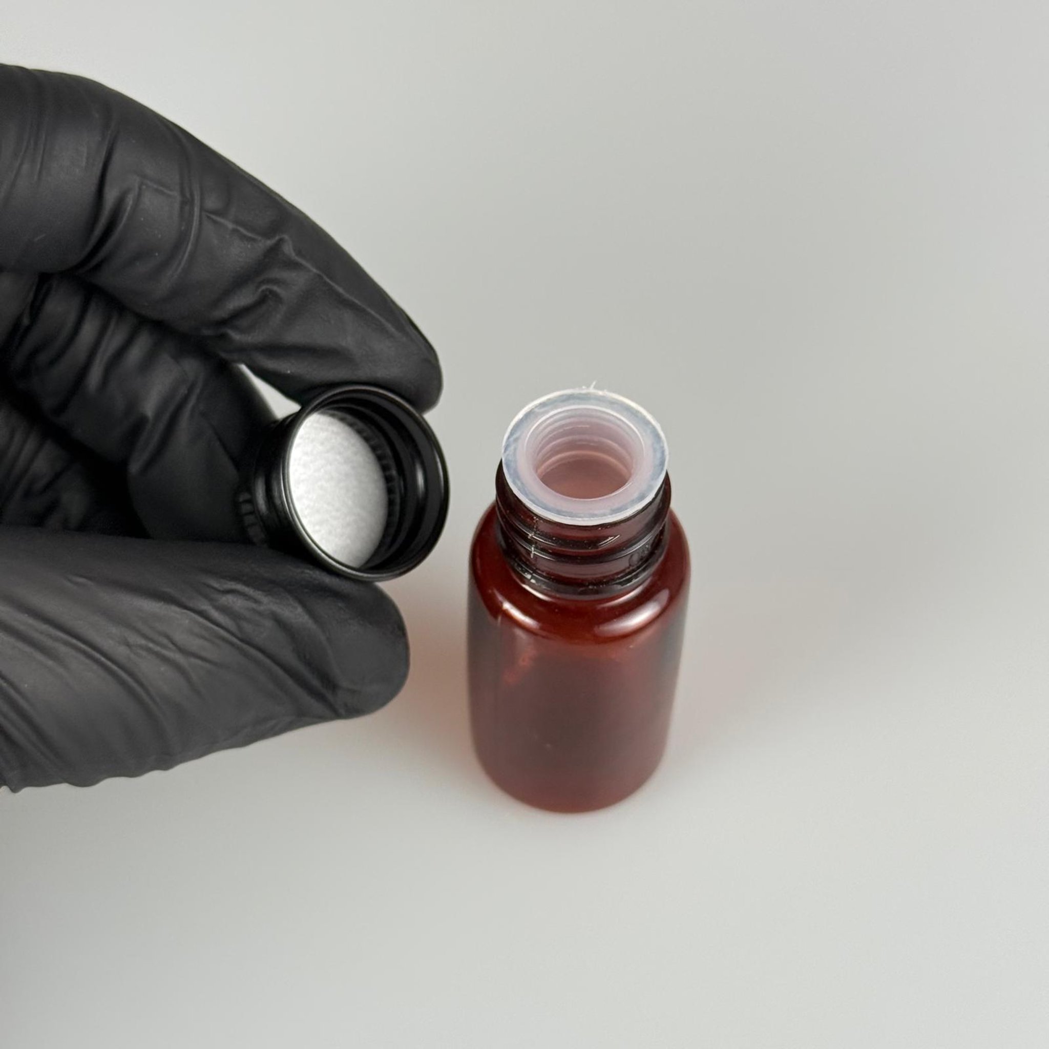 10 CC AMBER PET SHOT ŞİŞE - KÖPÜK CONTALI SİYAH ALÜMİNYUM METAL KAPAKLI + DAMLALIKLI KOLONYA TIPALI TAKIM - 10 ML KAHVERENGİ PLASTİK ŞİŞE