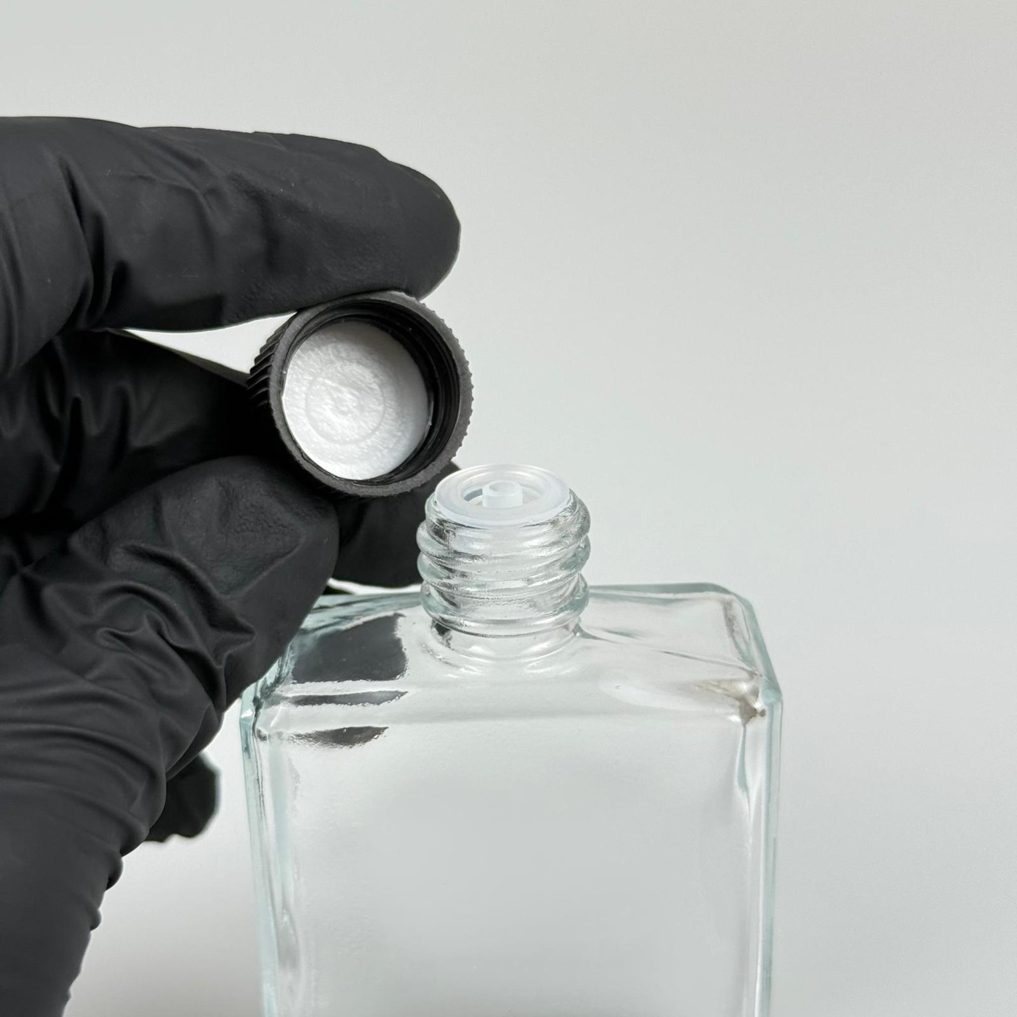 40 CC YASSI DİKDÖRTGEN KÖŞELİ KISA CAM ŞİŞE - BEYAZ PLASTİK KAPAKLI KOLONYA TIPALI - 40 ML PRESTİJLİ ŞİŞE