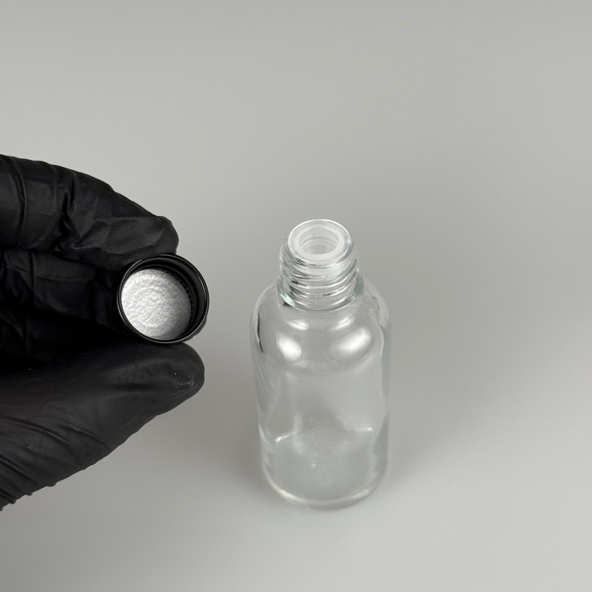 30 CC ŞEFFAF CAM ŞİŞE + KÖPÜK CONTALI SİYAH ALÜMİNYUM METAL KAPAKLI + KÖR TIPALI TAKIM - 30 ML ŞEFFAF CAM ŞİŞE