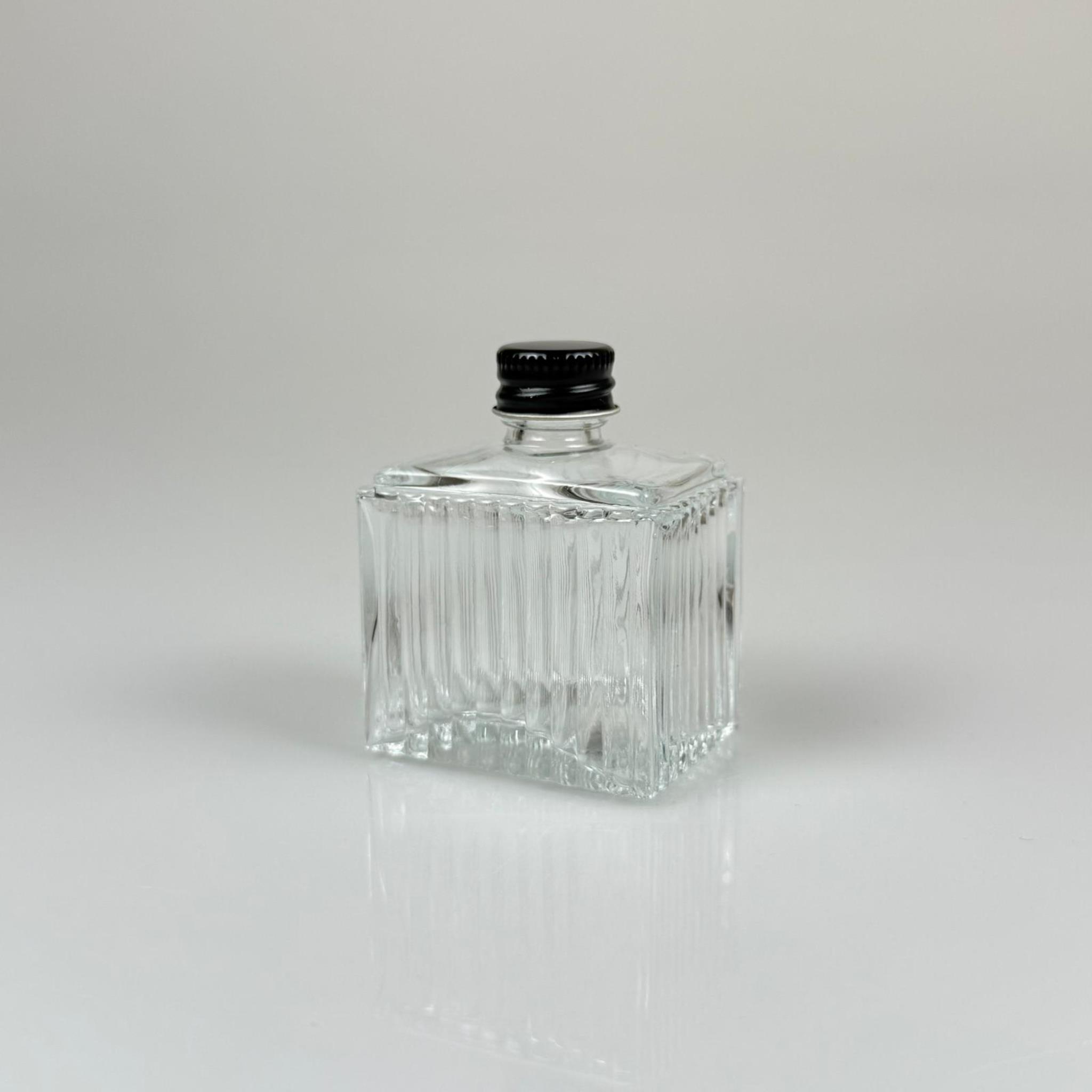 50 CC KÖŞELİ DESENLİ ÇİZGİLİ CAM ŞİŞE - SİYAH METAL KAPAKLI - 50 ML PRESTİJLİ ŞİŞE